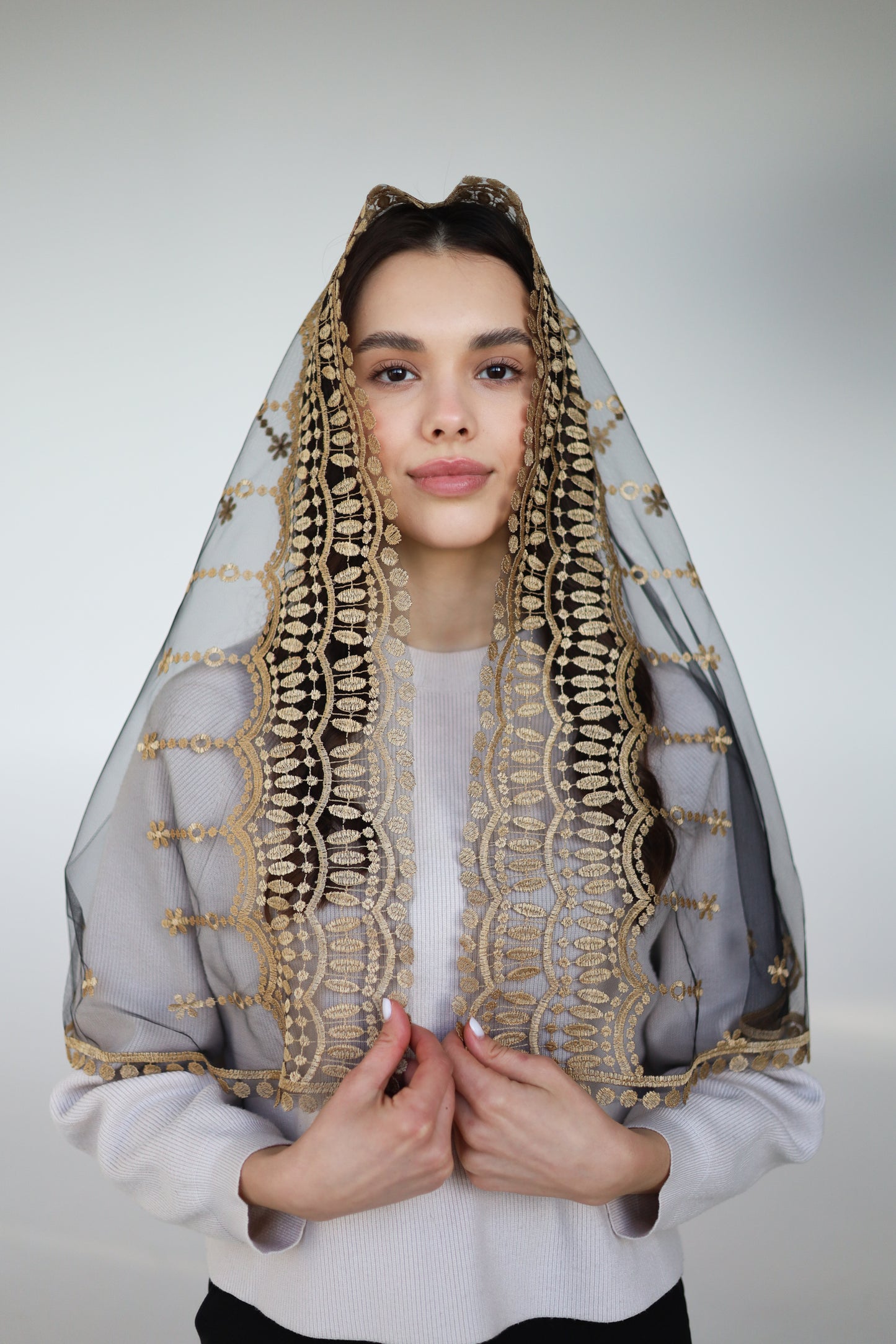 MANTILLA WITH EMBROIDERY ON THE BACK