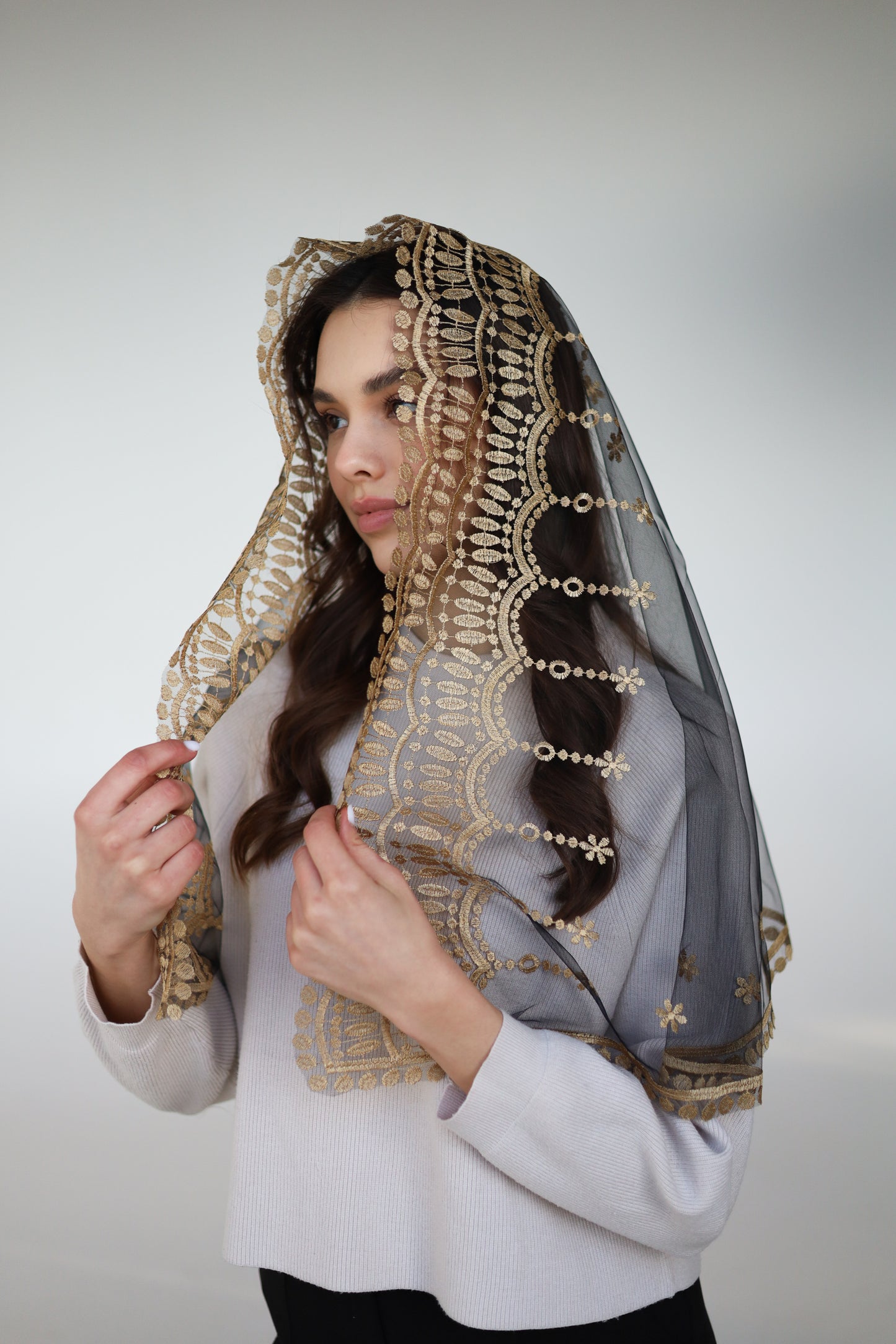 MANTILLA WITH EMBROIDERY ON THE BACK