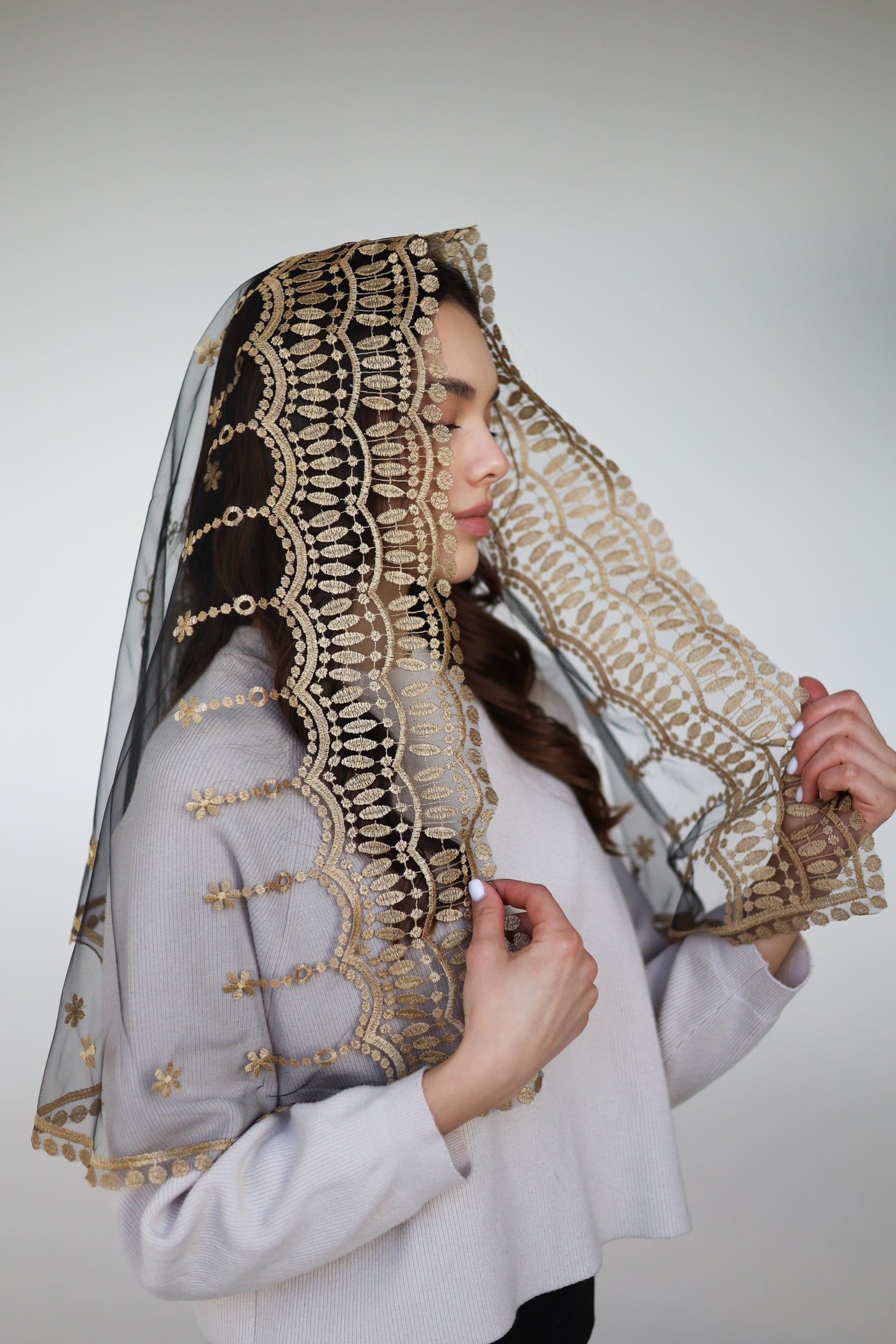 MANTILLA WITH EMBROIDERY ON THE BACK