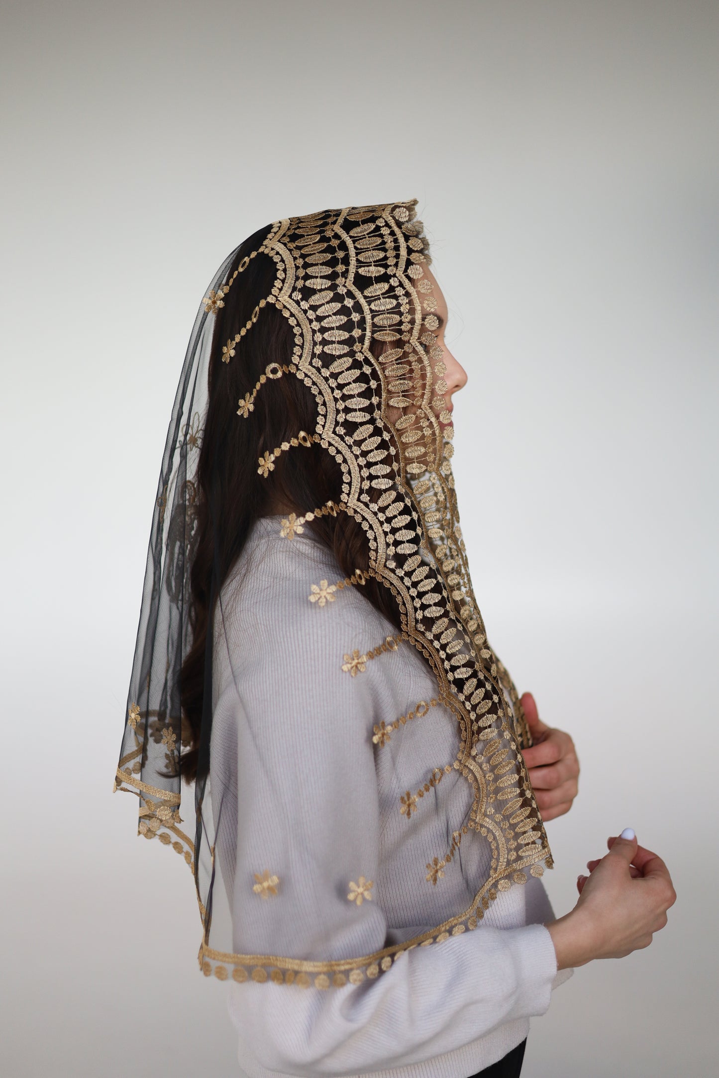 MANTILLA WITH EMBROIDERY ON THE BACK