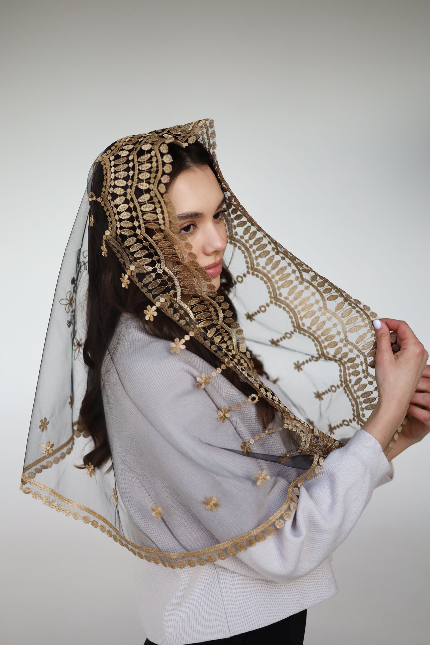 MANTILLA WITH EMBROIDERY ON THE BACK