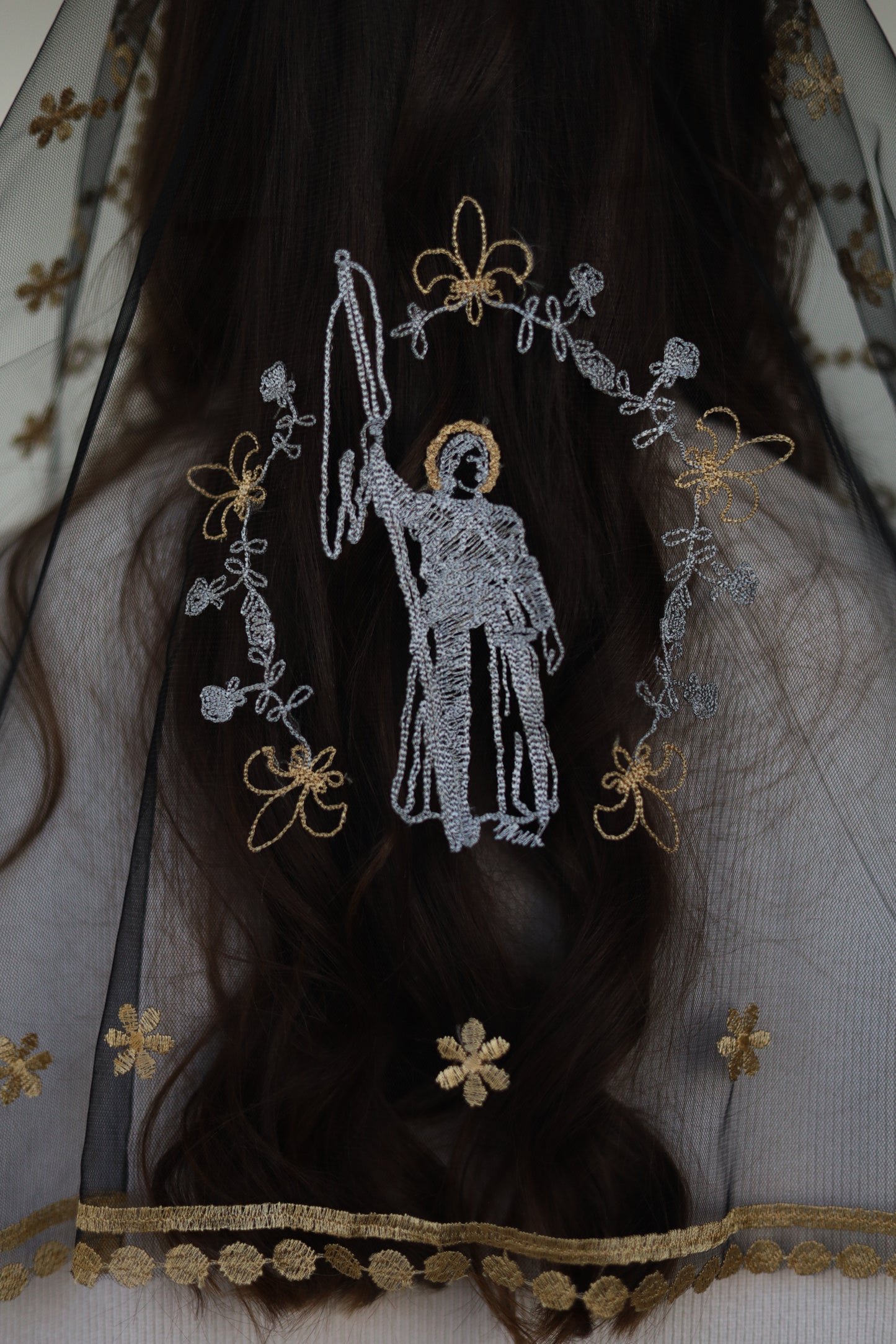 MANTILLA WITH EMBROIDERY ON THE BACK