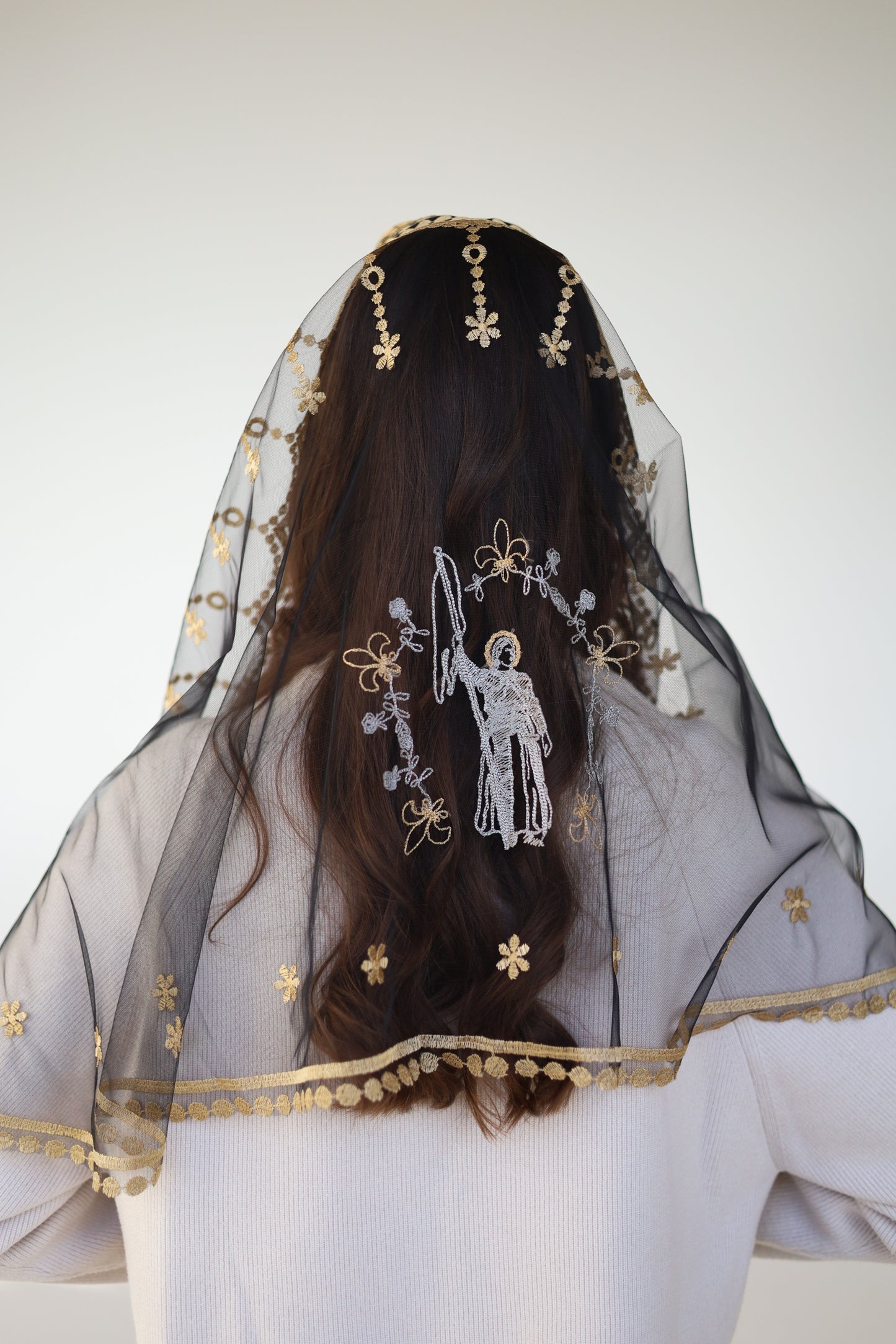 MANTILLA WITH EMBROIDERY ON THE BACK