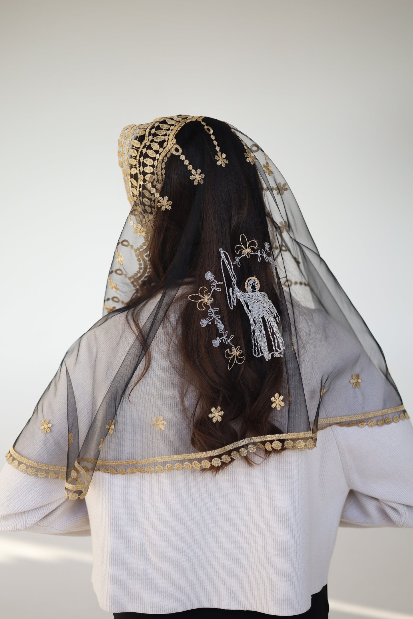 MANTILLA WITH EMBROIDERY ON THE BACK