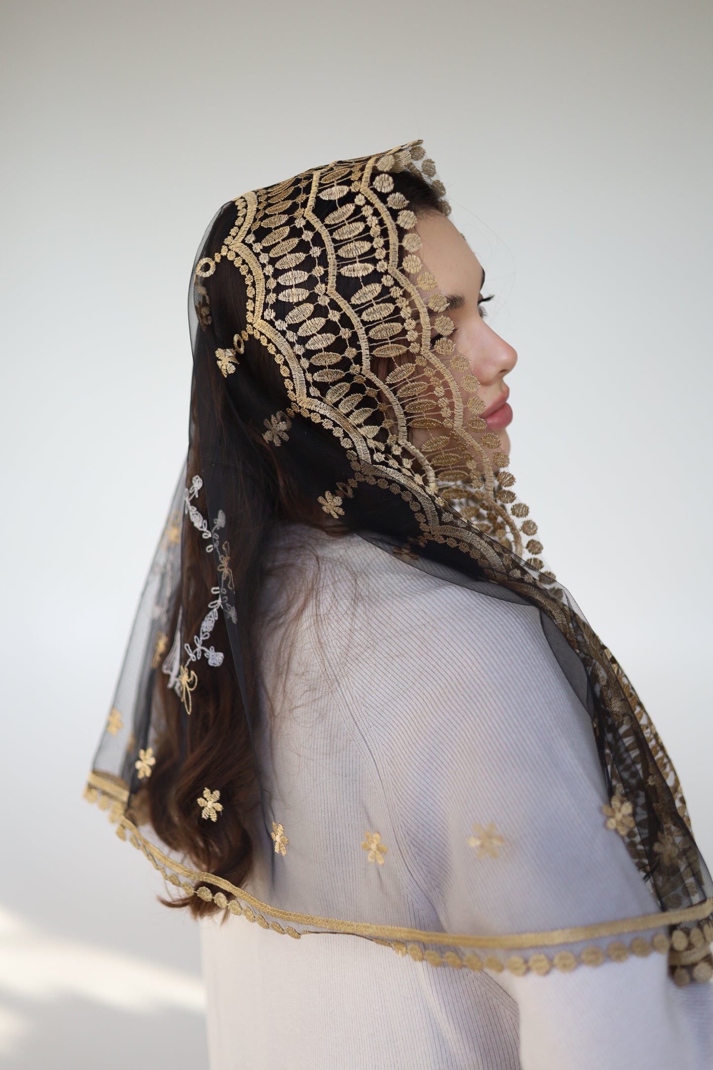 MANTILLA WITH EMBROIDERY ON THE BACK