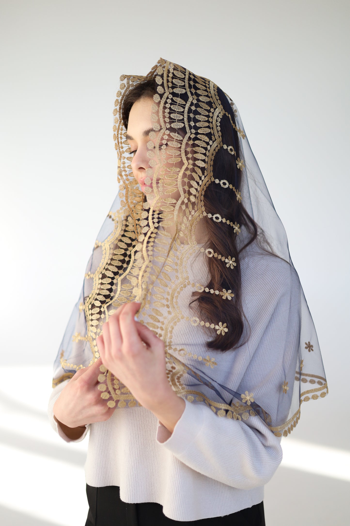 BLUE VEIL WITH EMBROIDERY ON THE BACK