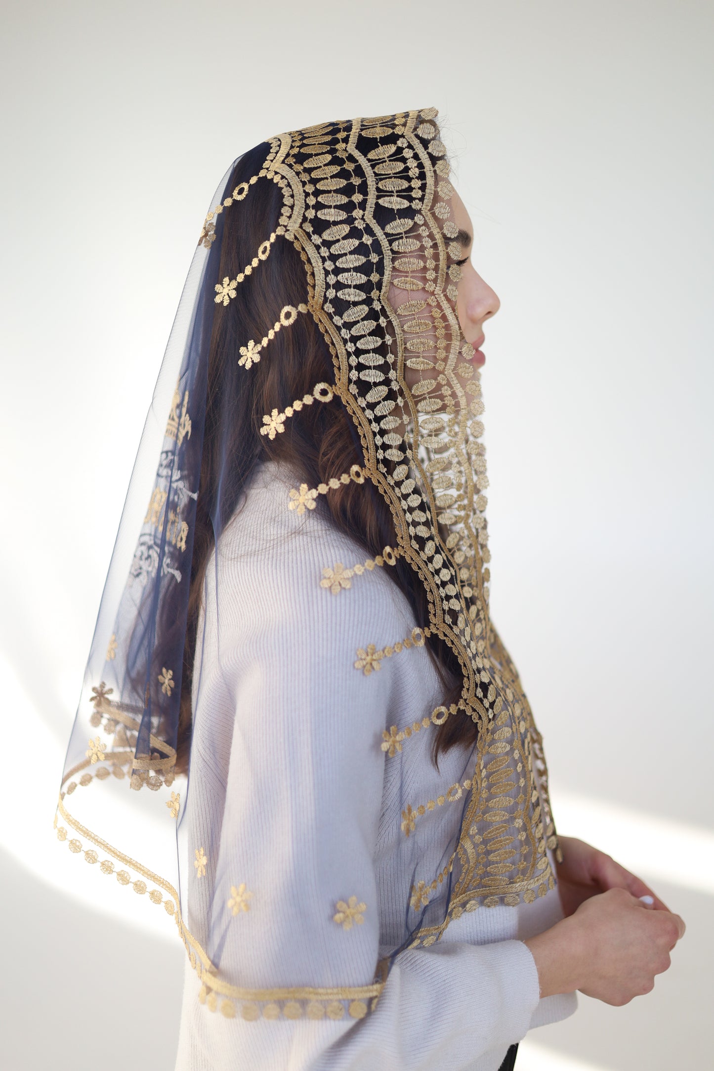 BLUE VEIL WITH EMBROIDERY ON THE BACK