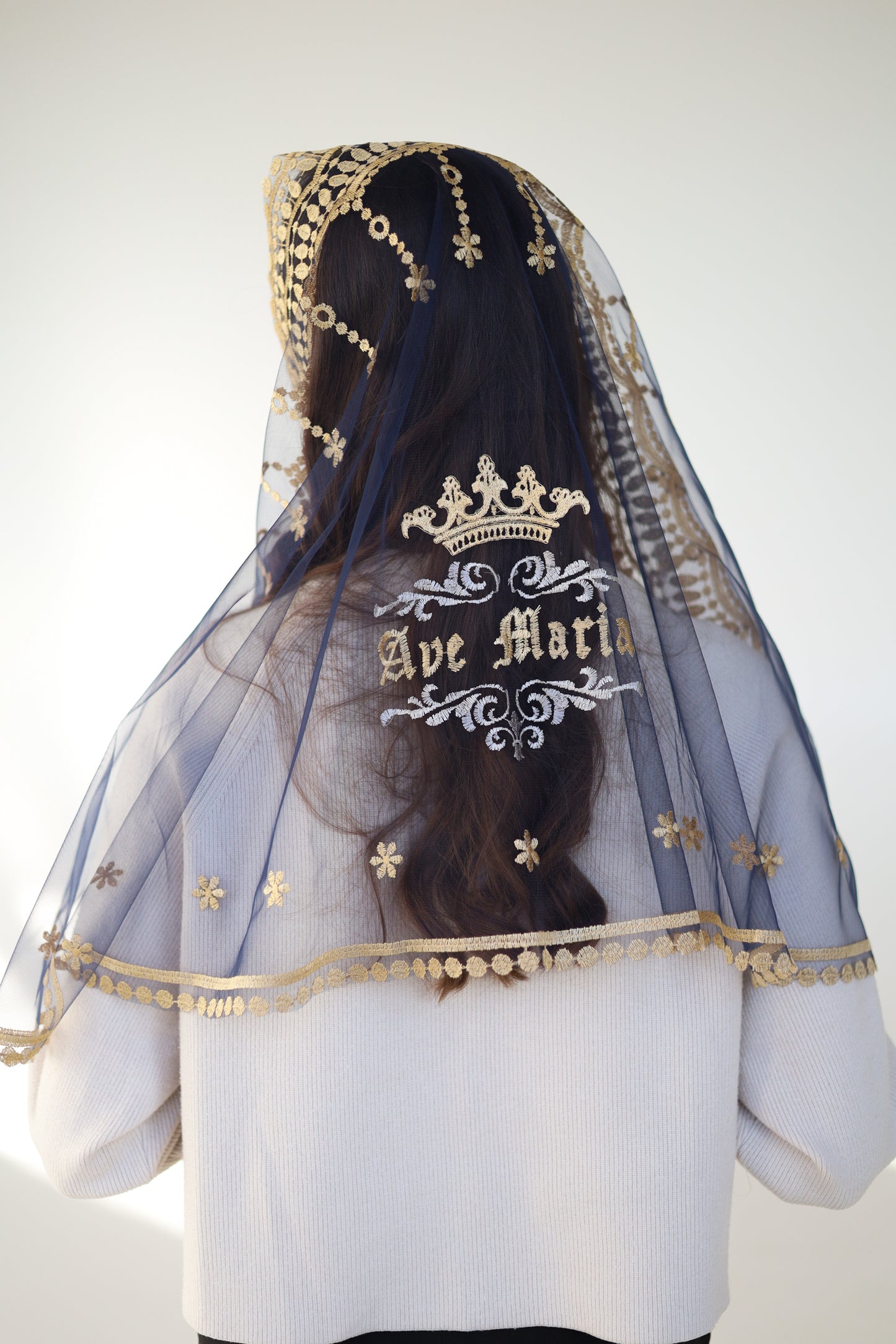 BLUE VEIL WITH EMBROIDERY ON THE BACK