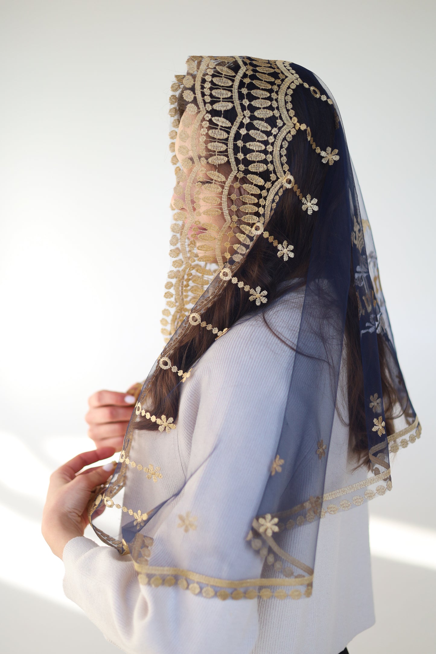 BLUE VEIL WITH EMBROIDERY ON THE BACK