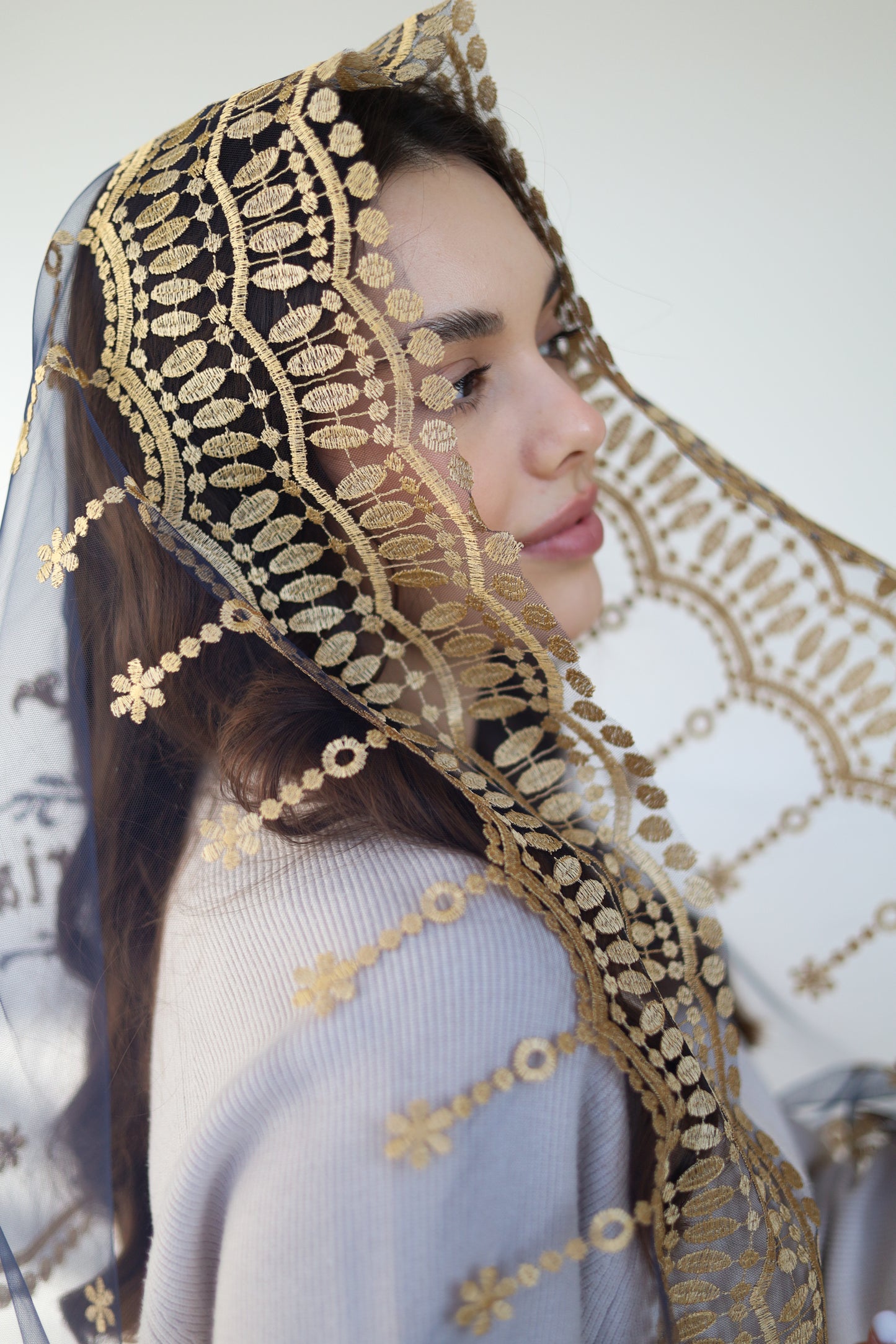 BLUE VEIL WITH EMBROIDERY ON THE BACK