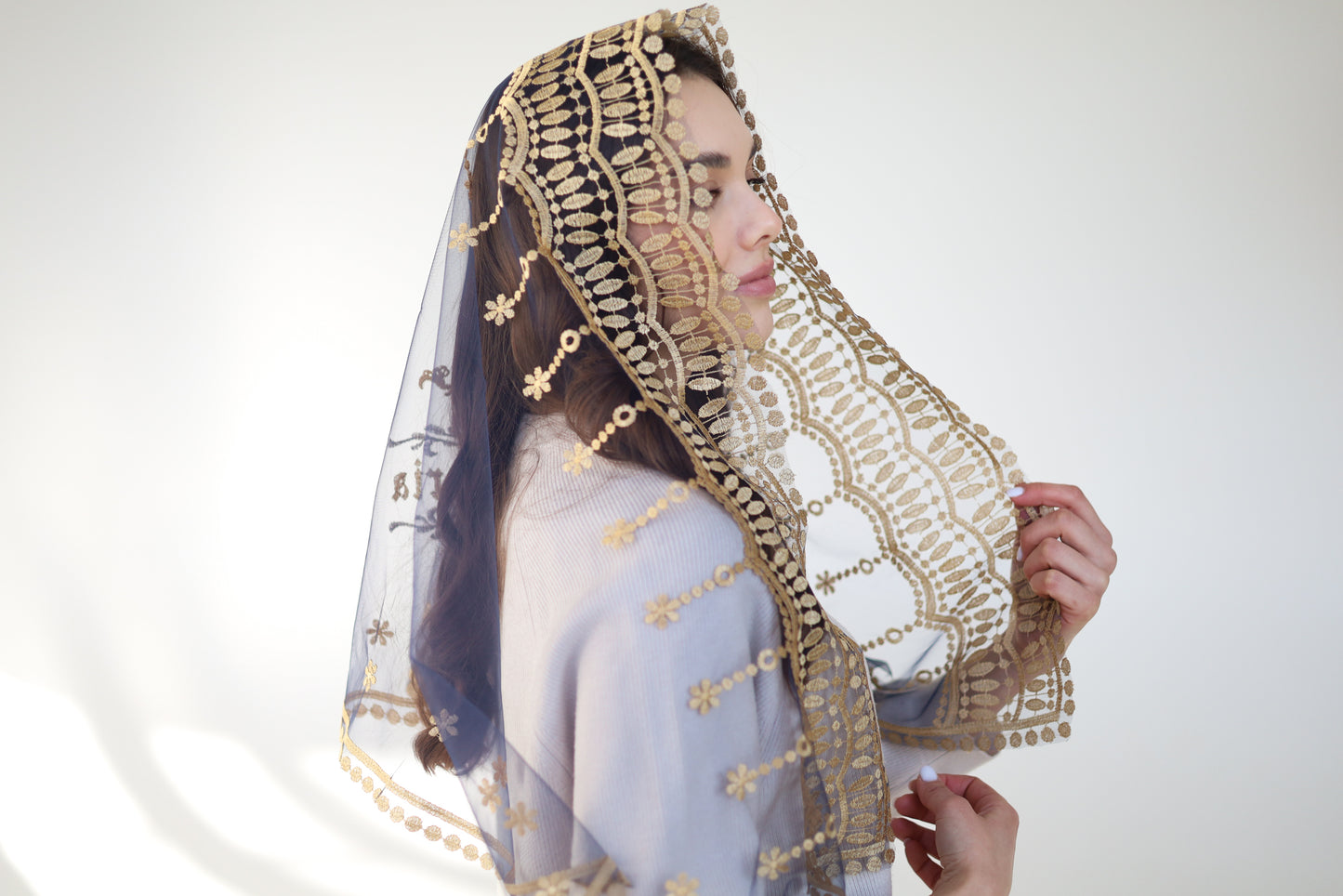 BLUE VEIL WITH EMBROIDERY ON THE BACK