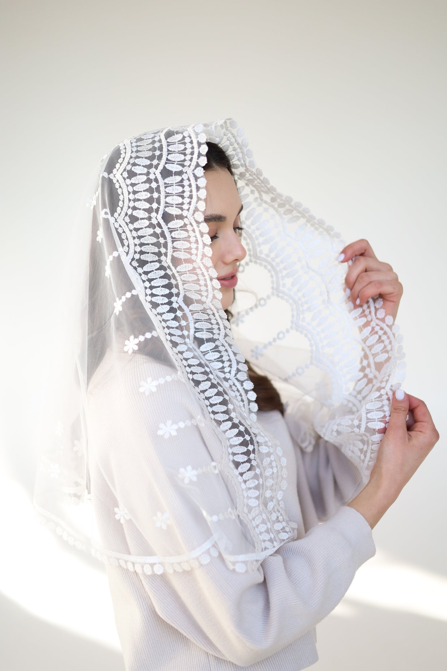 IVORY MANTILLA WITH HEART