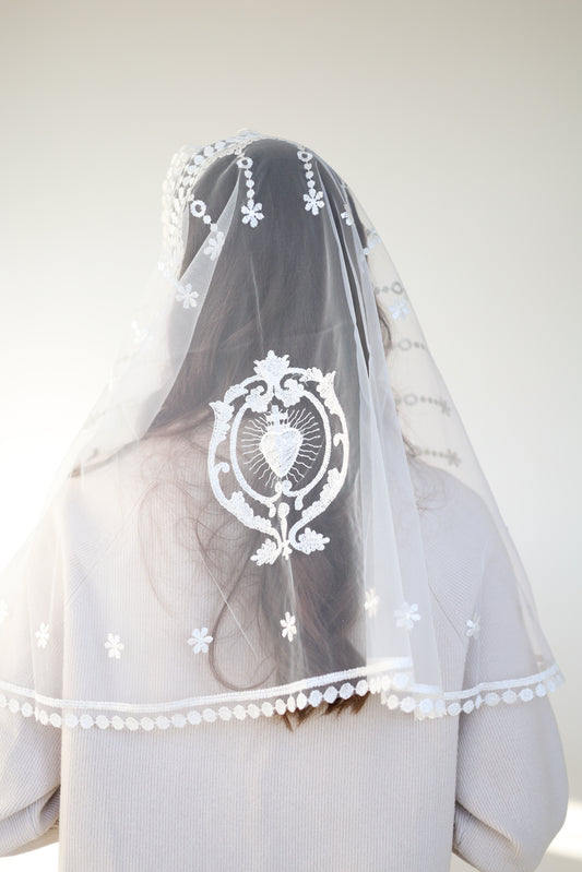 IVORY MANTILLA WITH HEART