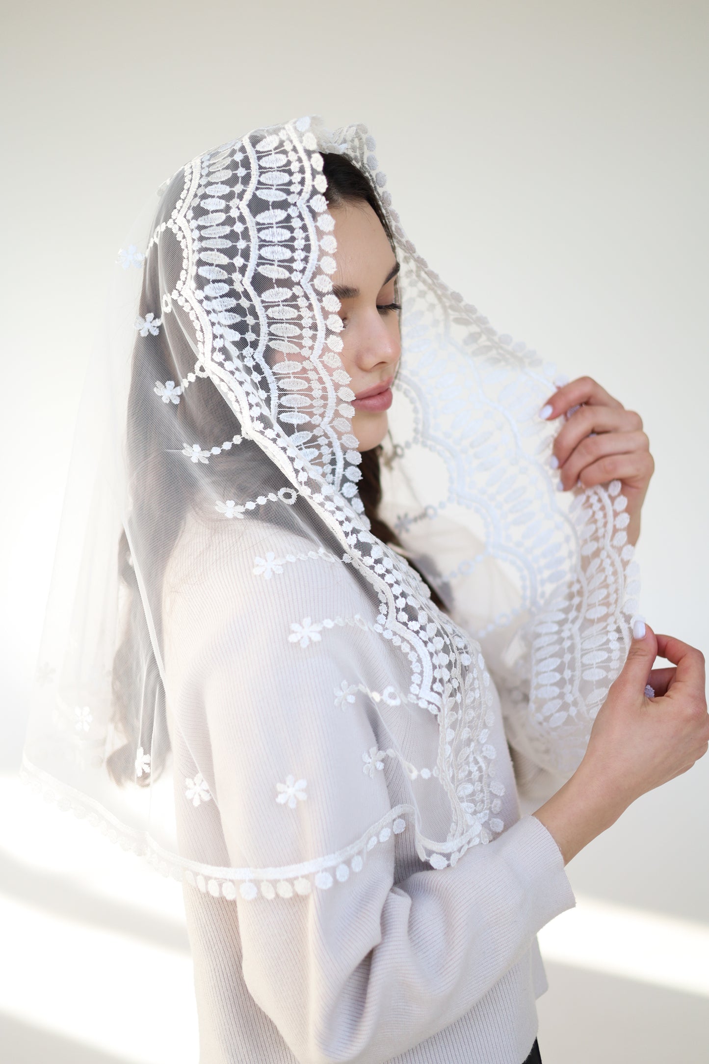 IVORY MANTILLA WITH HEART