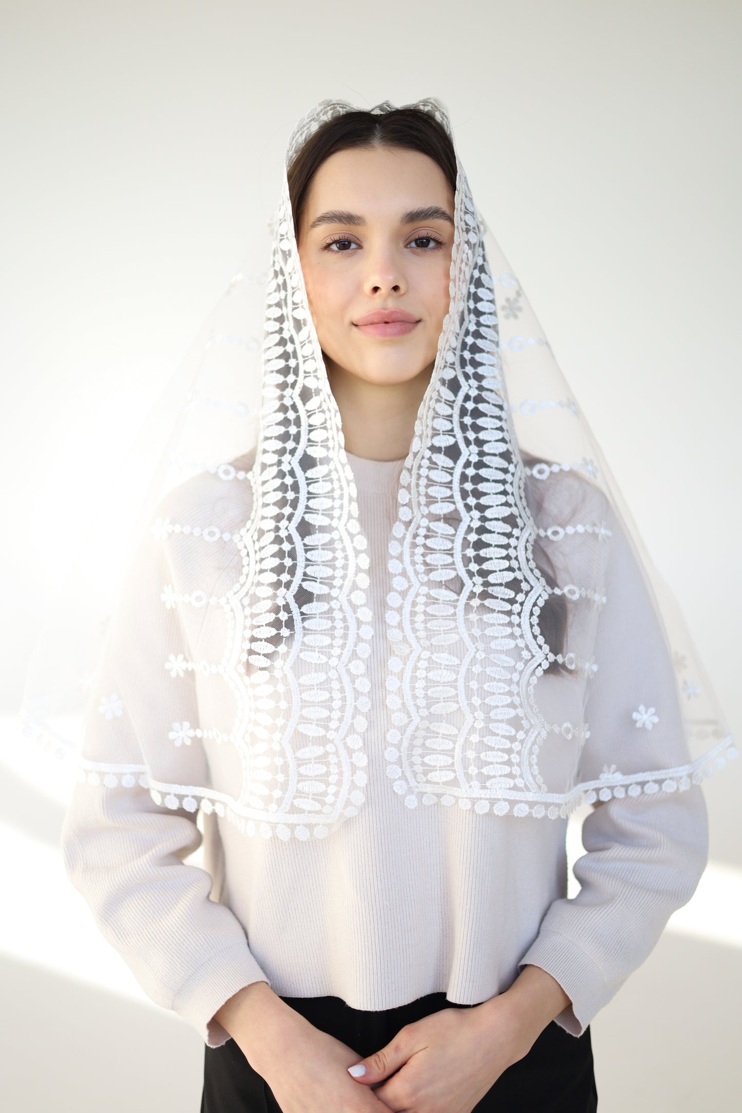 IVORY VEIL WITH EMBROIDERY ON THE BACK