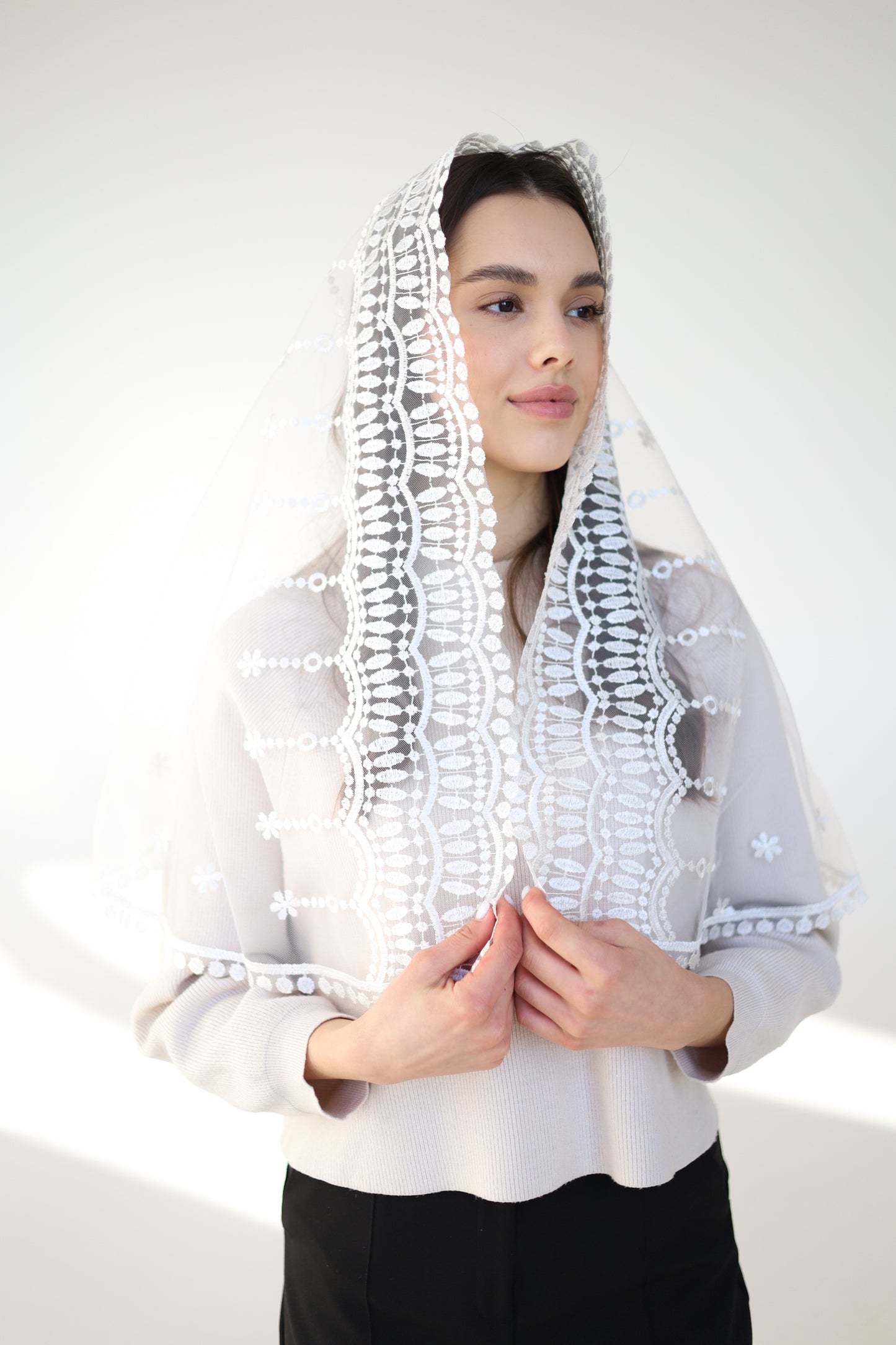 IVORY VEIL WITH EMBROIDERY ON THE BACK