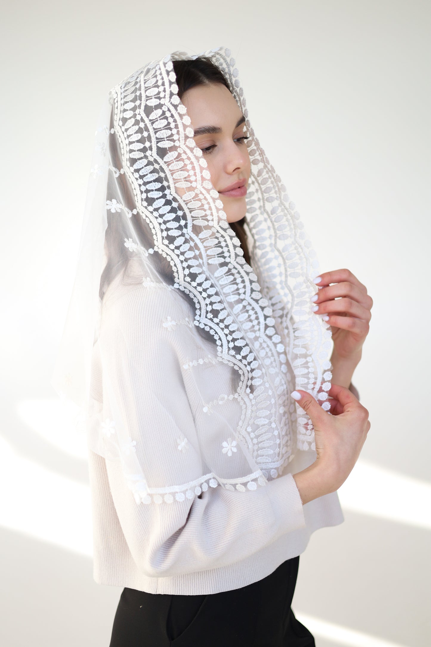 IVORY VEIL WITH EMBROIDERY ON THE BACK