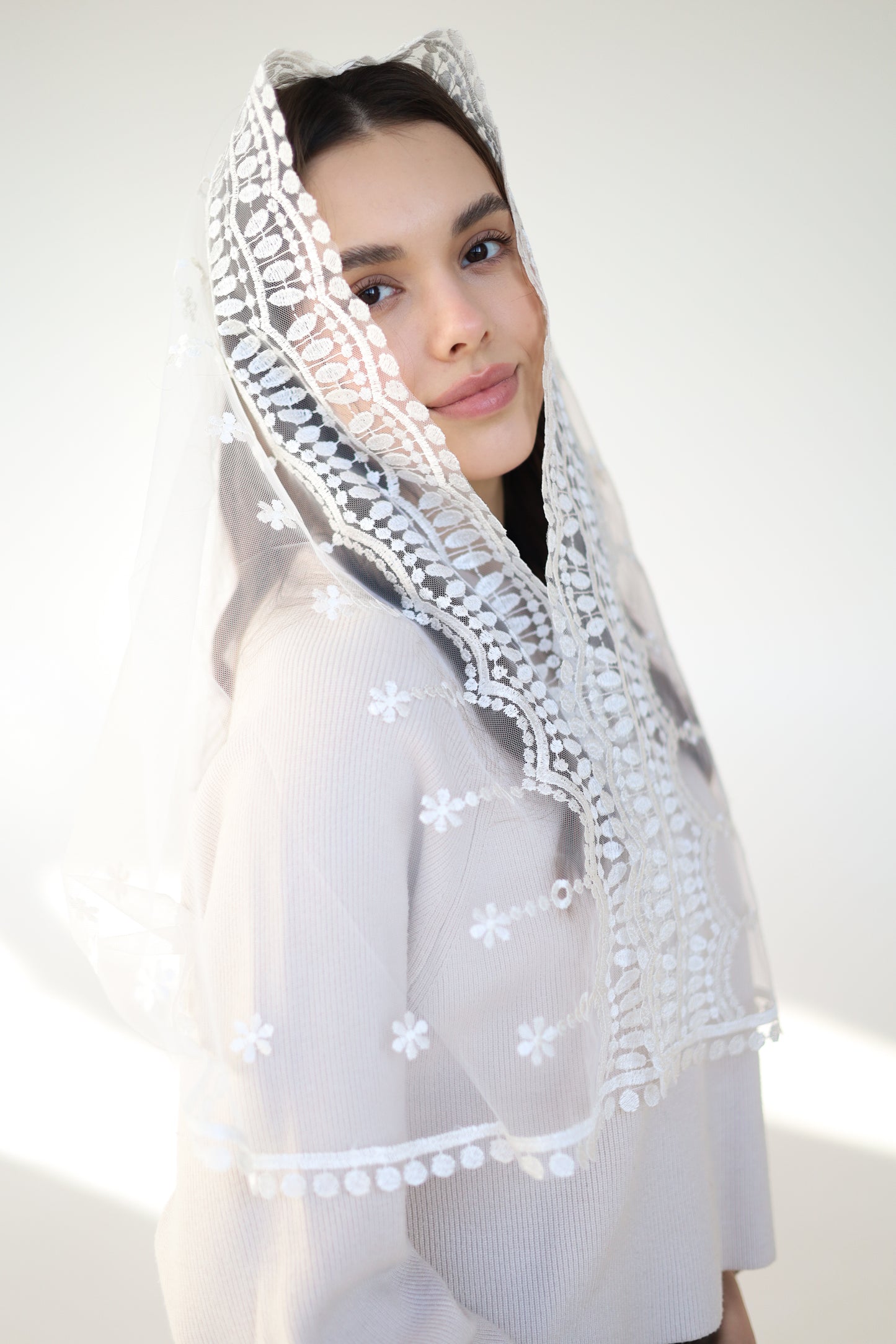 IVORY VEIL WITH EMBROIDERY ON THE BACK