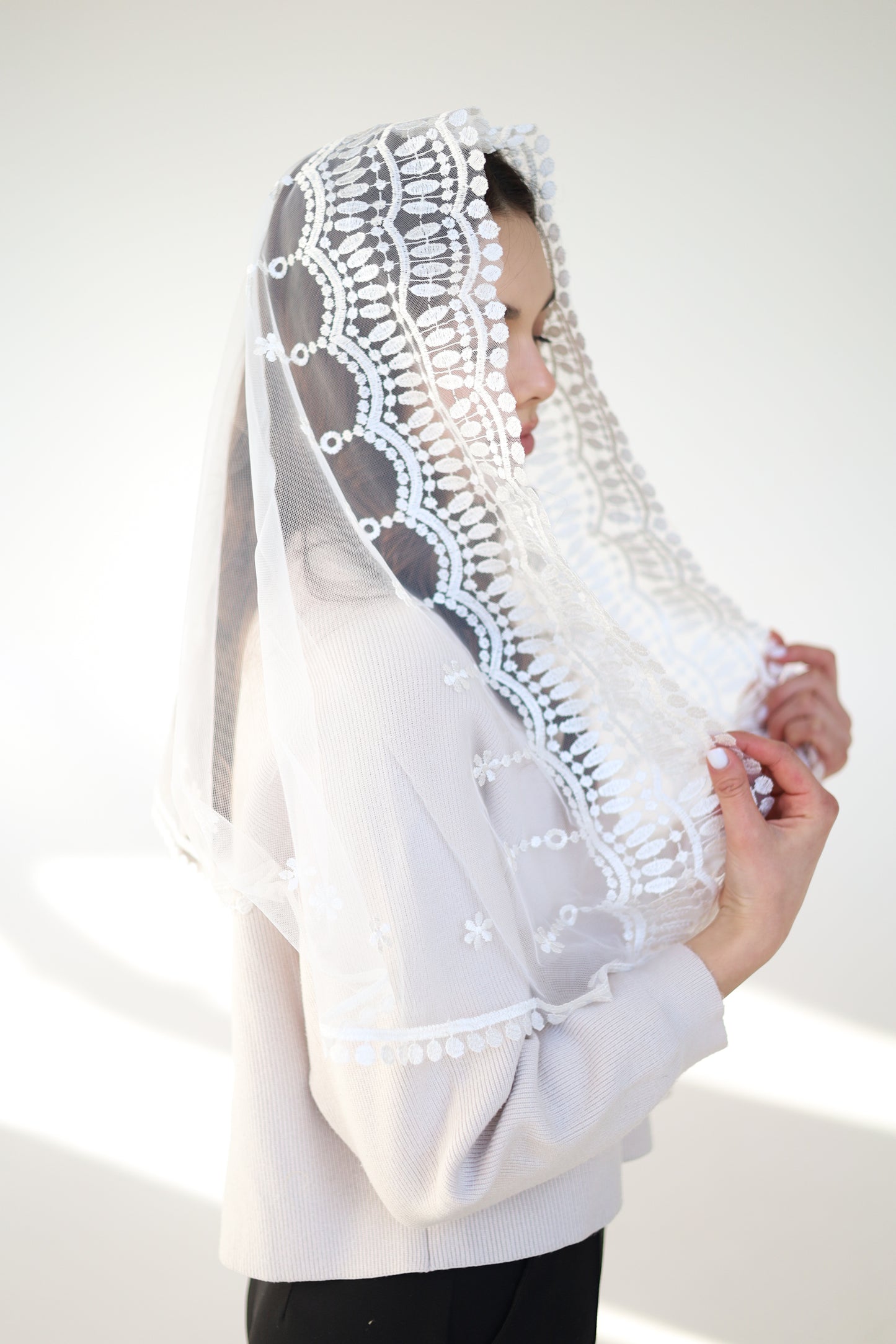 IVORY VEIL WITH EMBROIDERY ON THE BACK