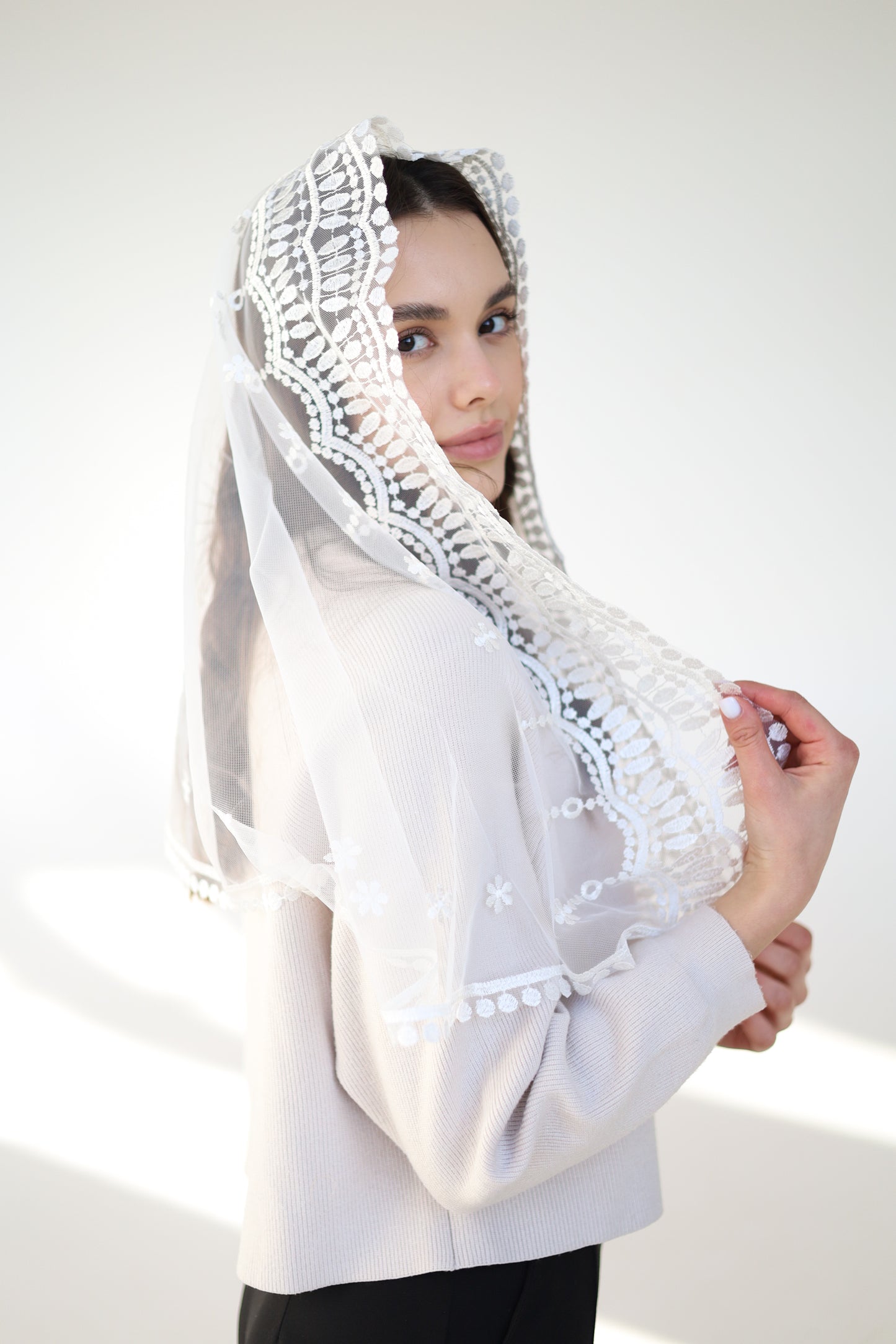 IVORY VEIL WITH EMBROIDERY ON THE BACK