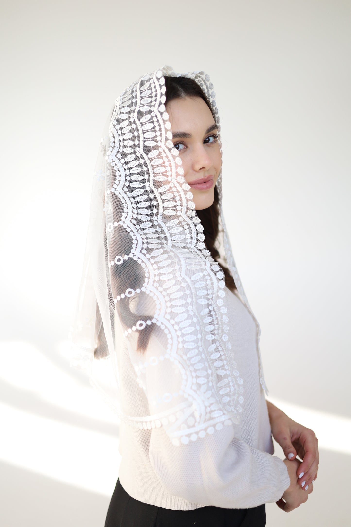 IVORY VEIL WITH EMBROIDERY ON THE BACK