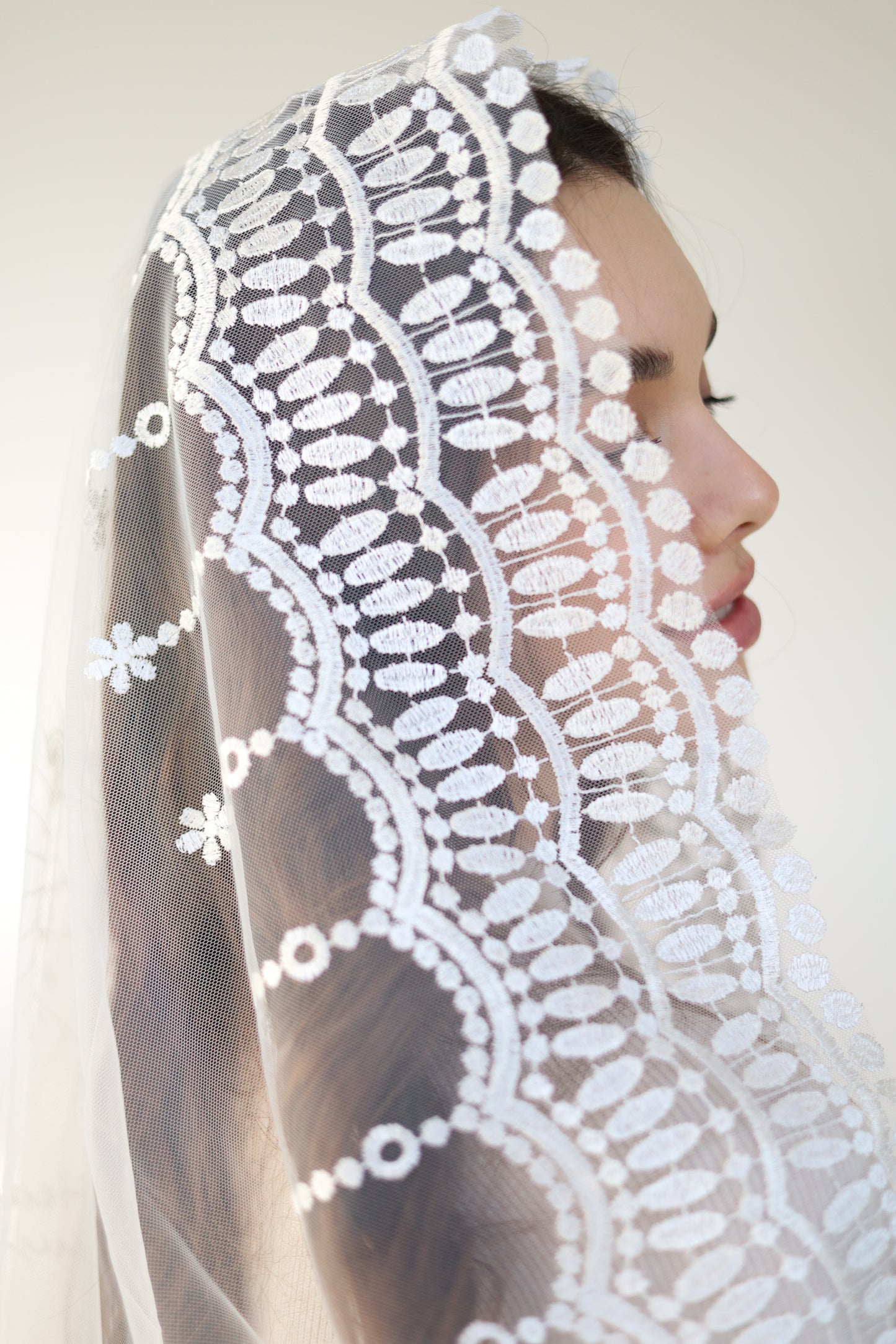 IVORY VEIL WITH EMBROIDERY ON THE BACK