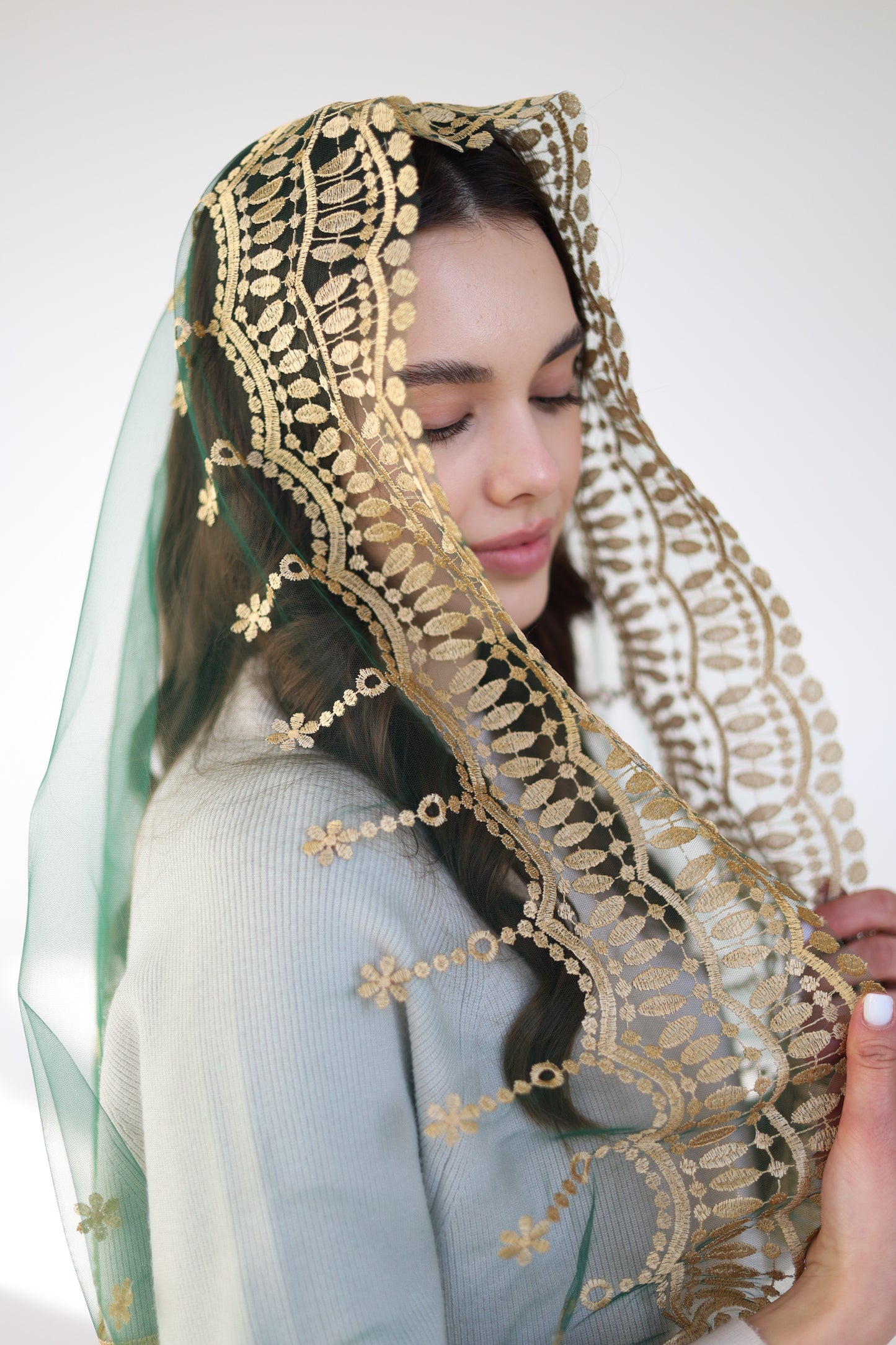 VEIL WITH HEART EMBROIDERY