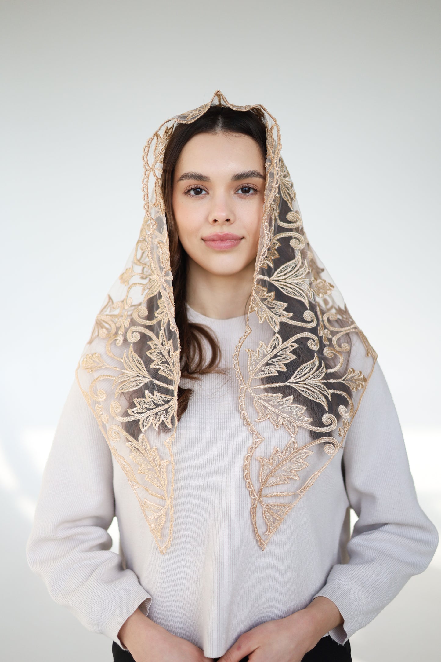 TRIANGLE GOLD MANTILLA