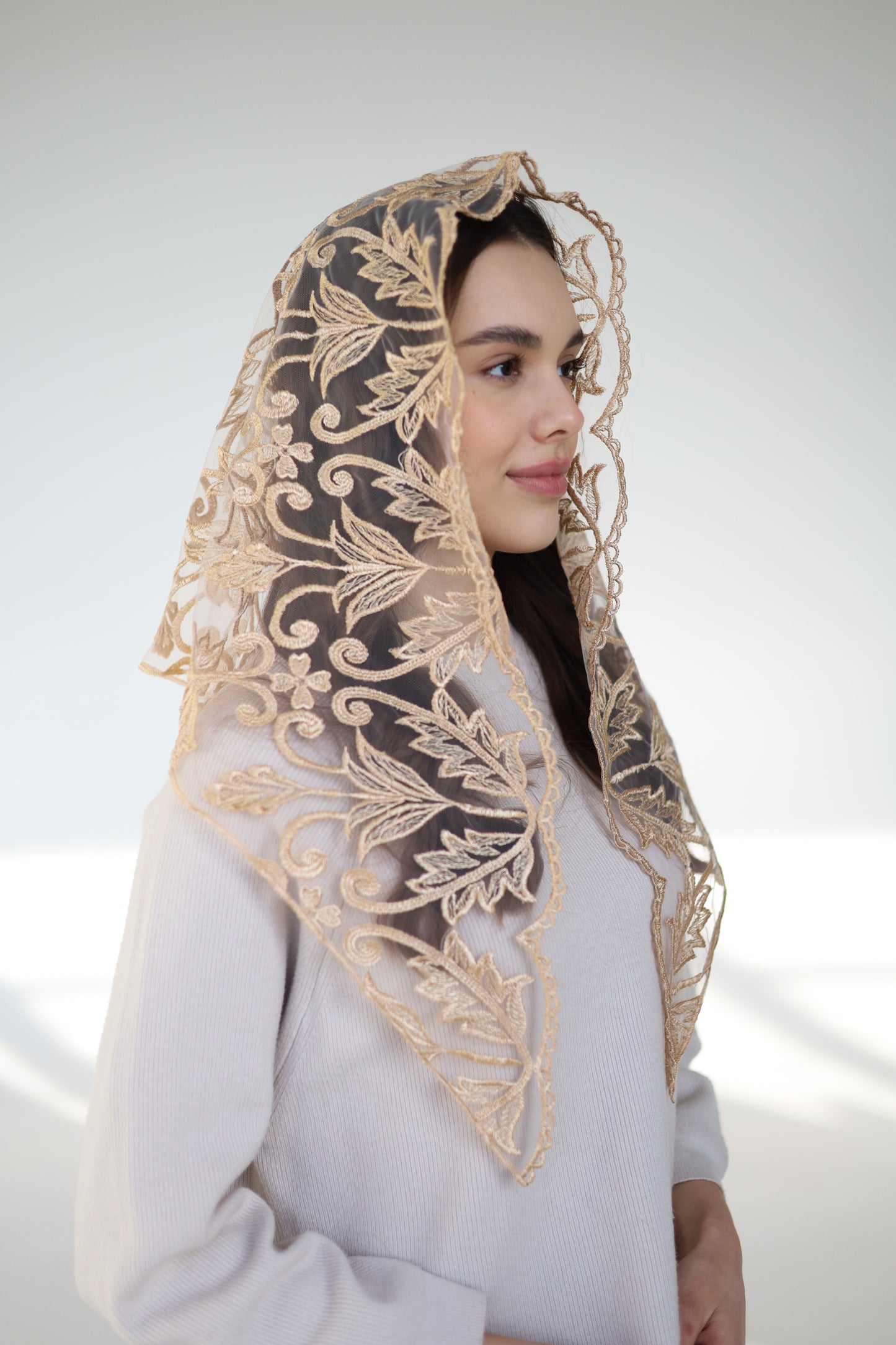 TRIANGLE GOLD MANTILLA