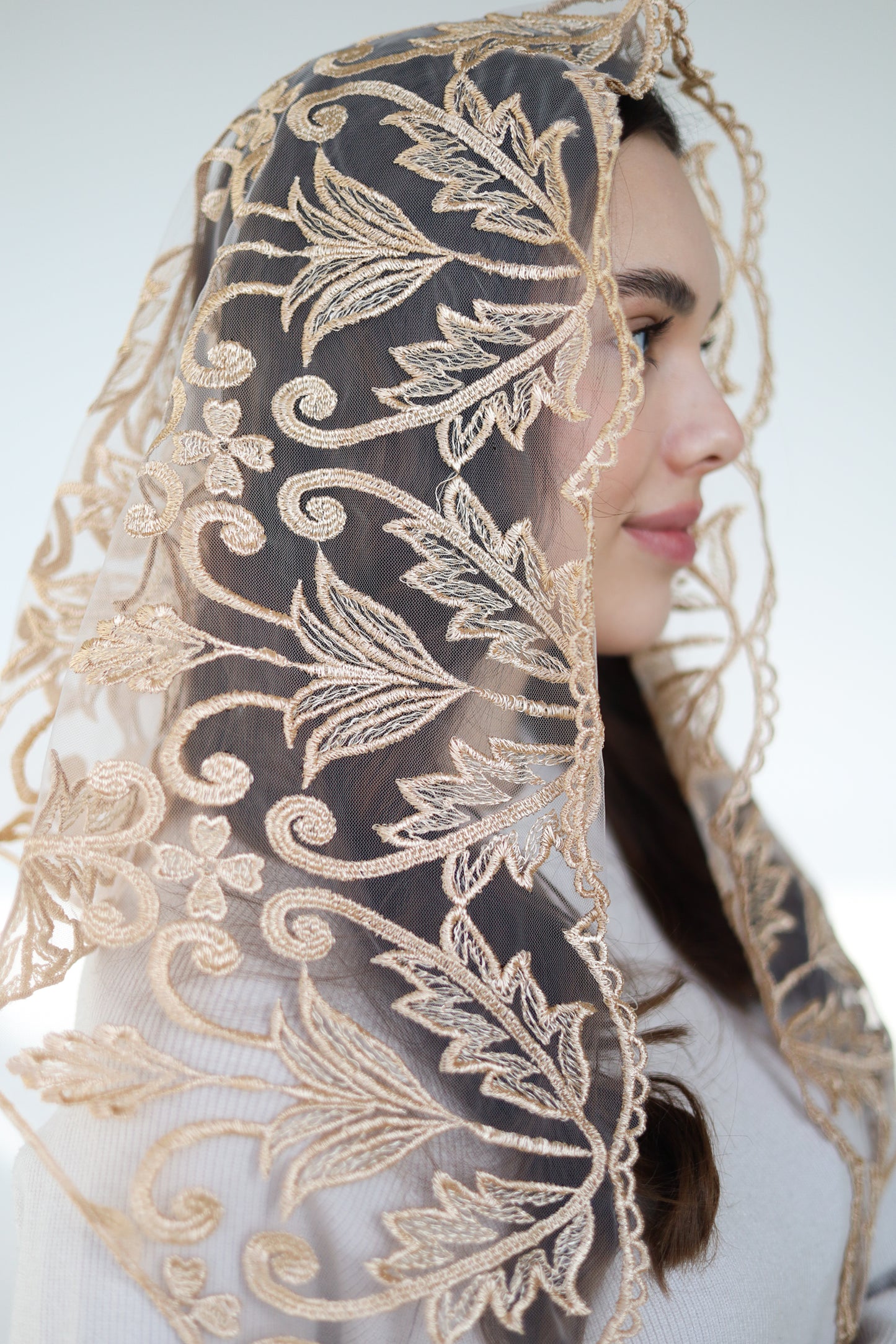 TRIANGLE GOLD MANTILLA