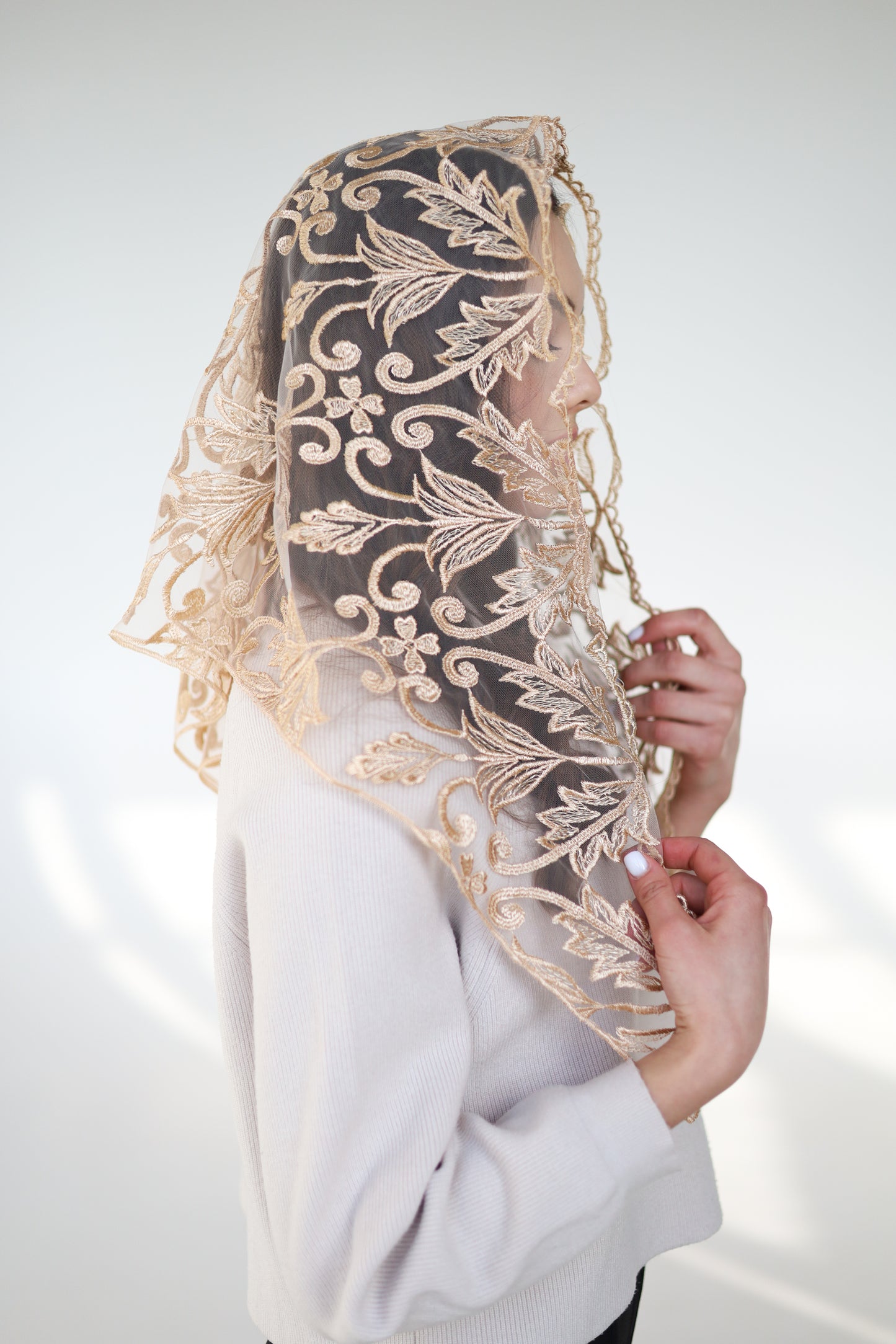 TRIANGLE GOLD MANTILLA