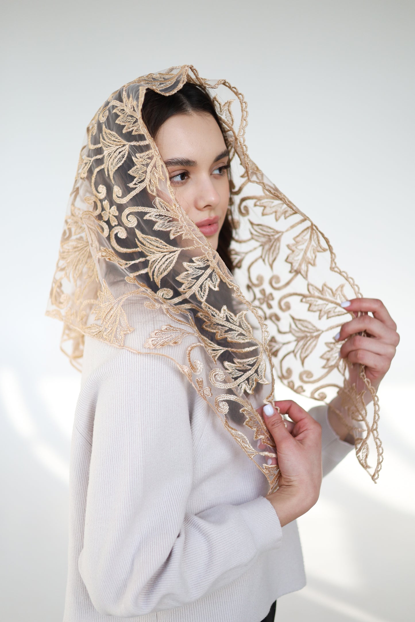 TRIANGLE GOLD MANTILLA