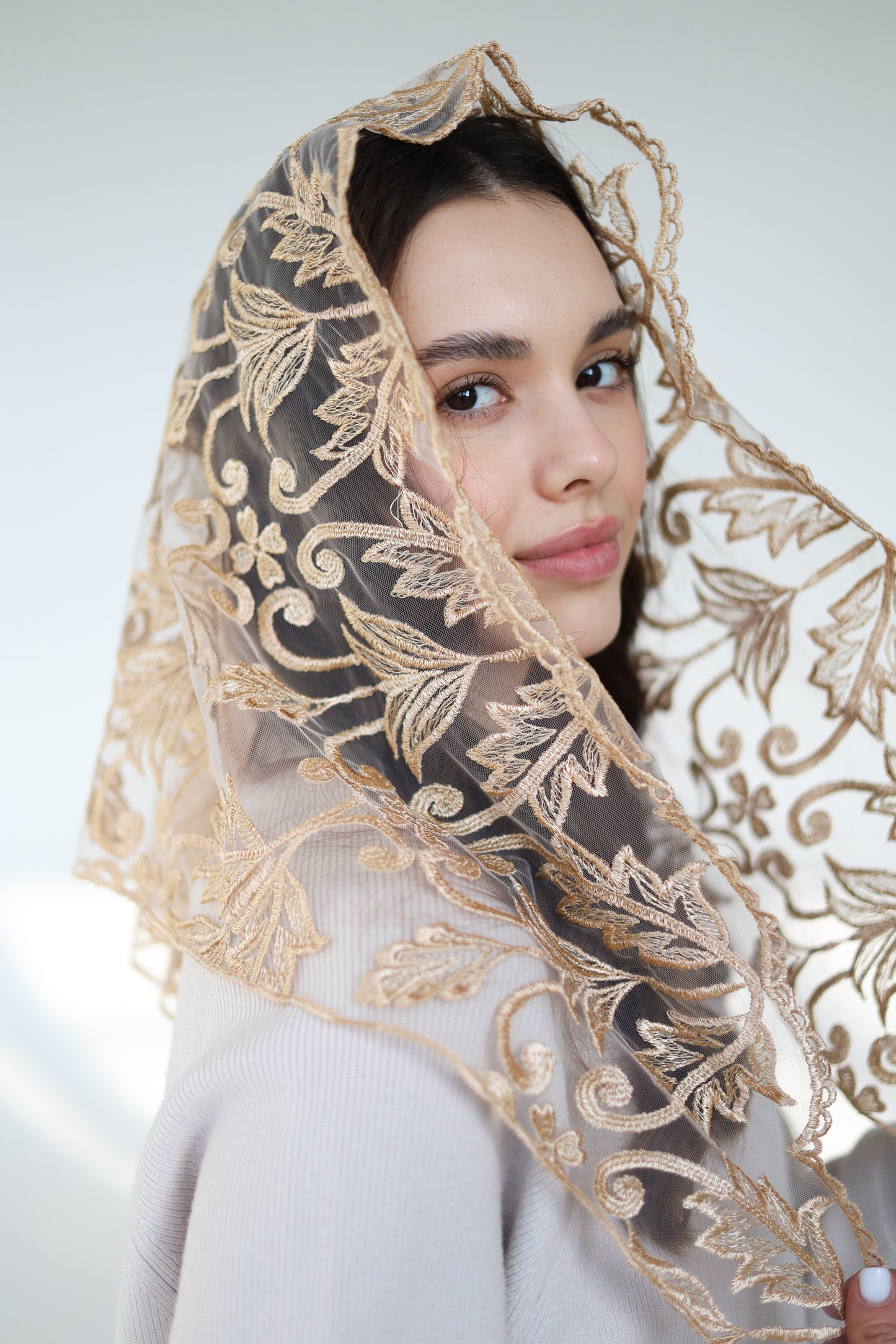 TRIANGLE GOLD MANTILLA