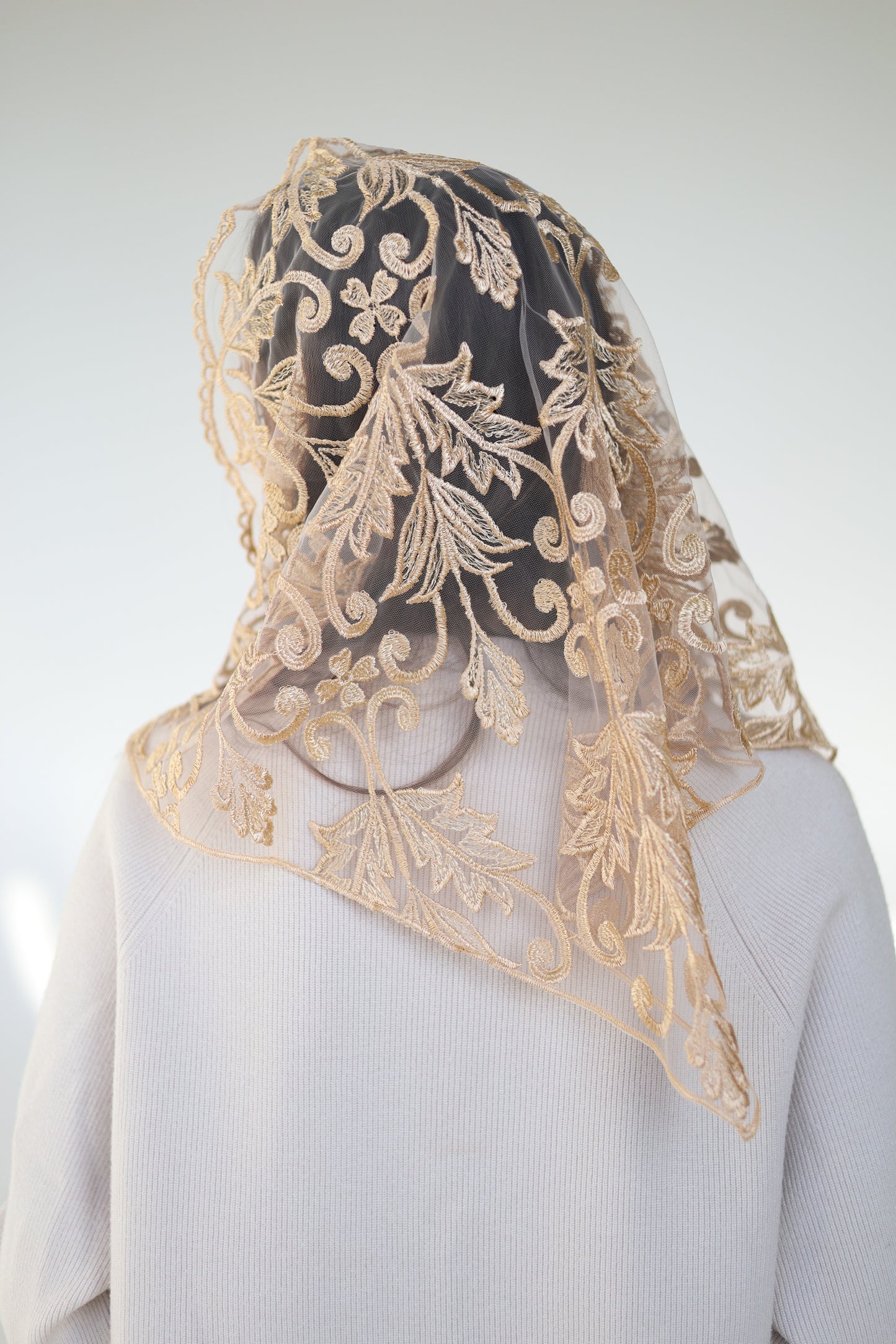 TRIANGLE GOLD MANTILLA