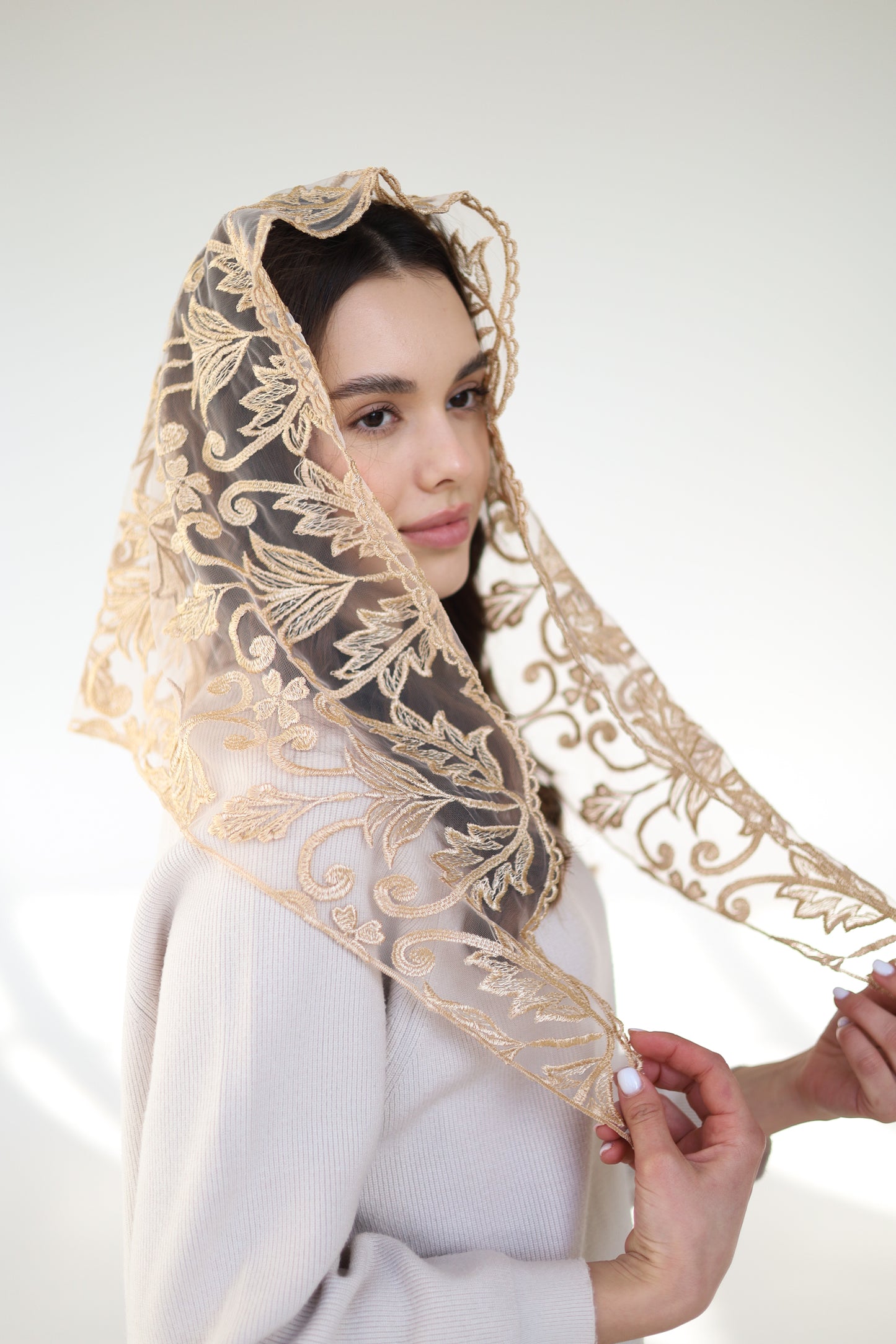 TRIANGLE GOLD MANTILLA