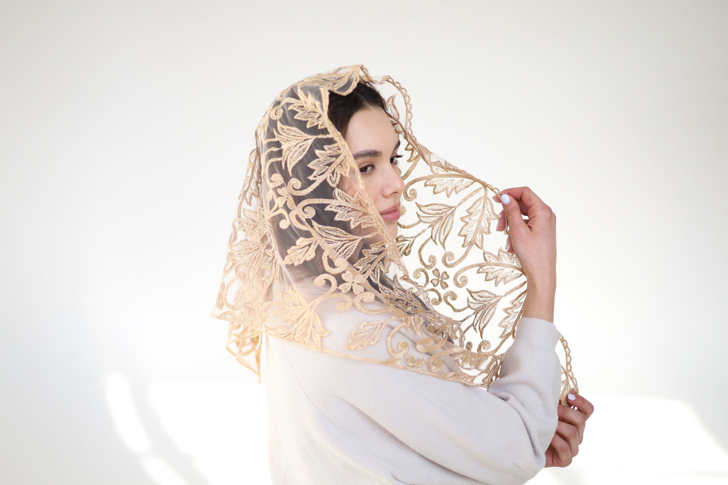 TRIANGLE GOLD MANTILLA