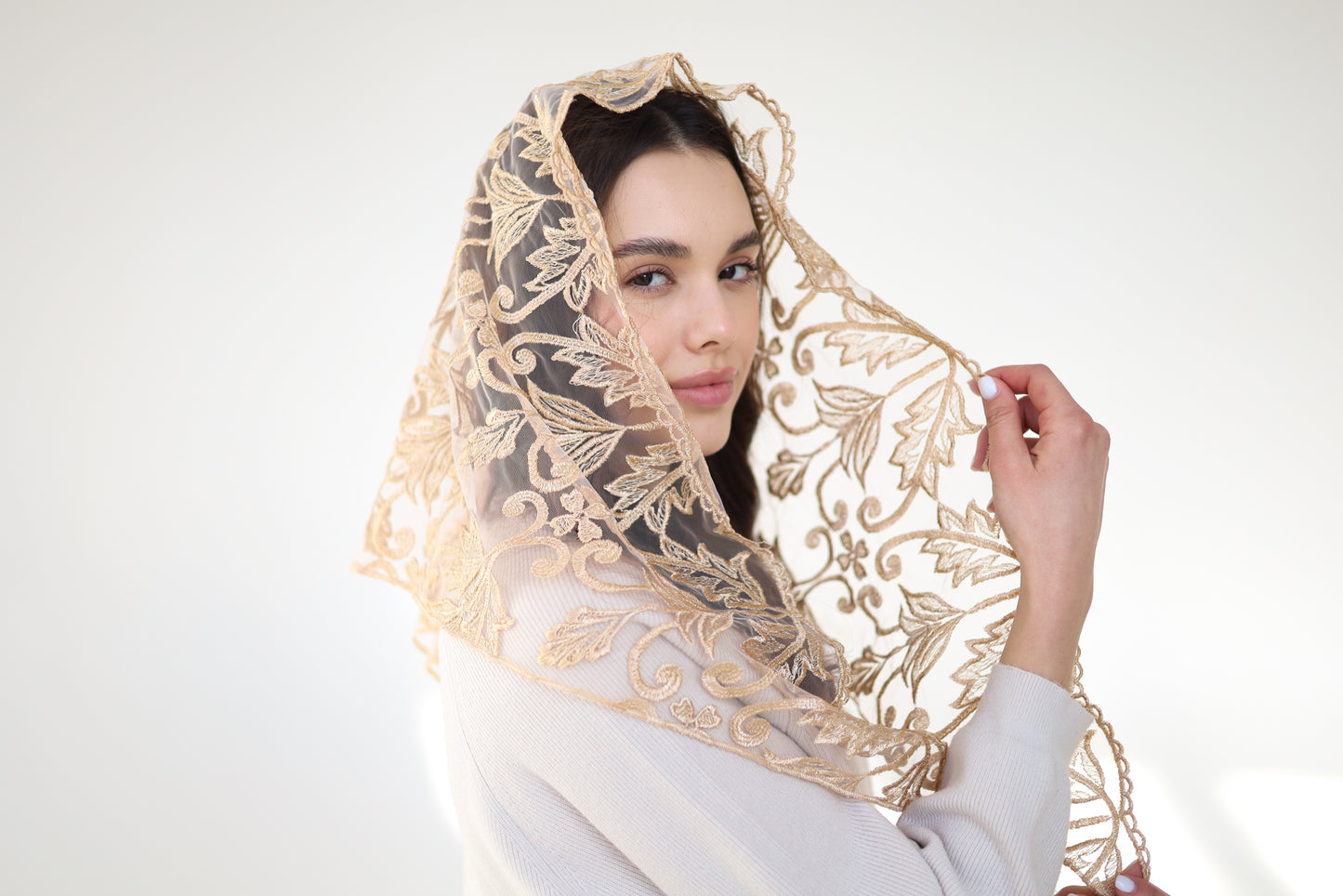 TRIANGLE GOLD MANTILLA