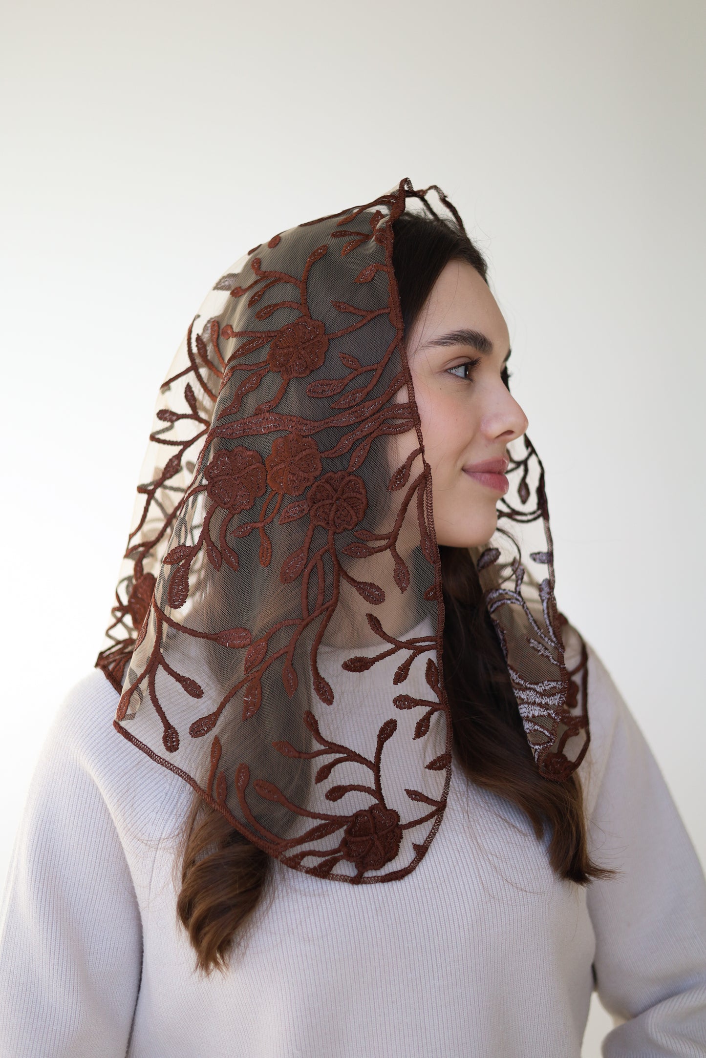 SHORT BROWN MANTILLA