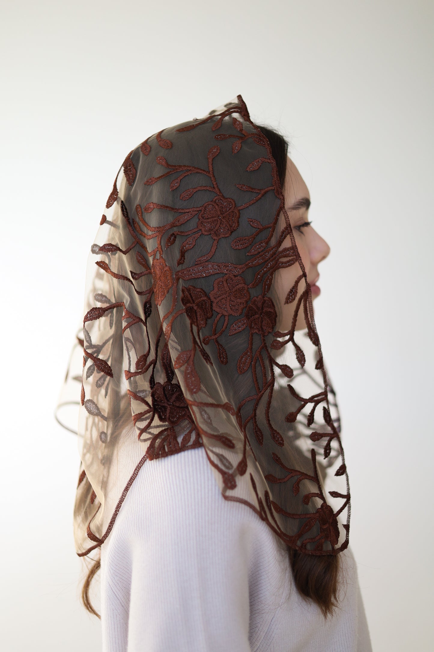 SHORT BROWN MANTILLA