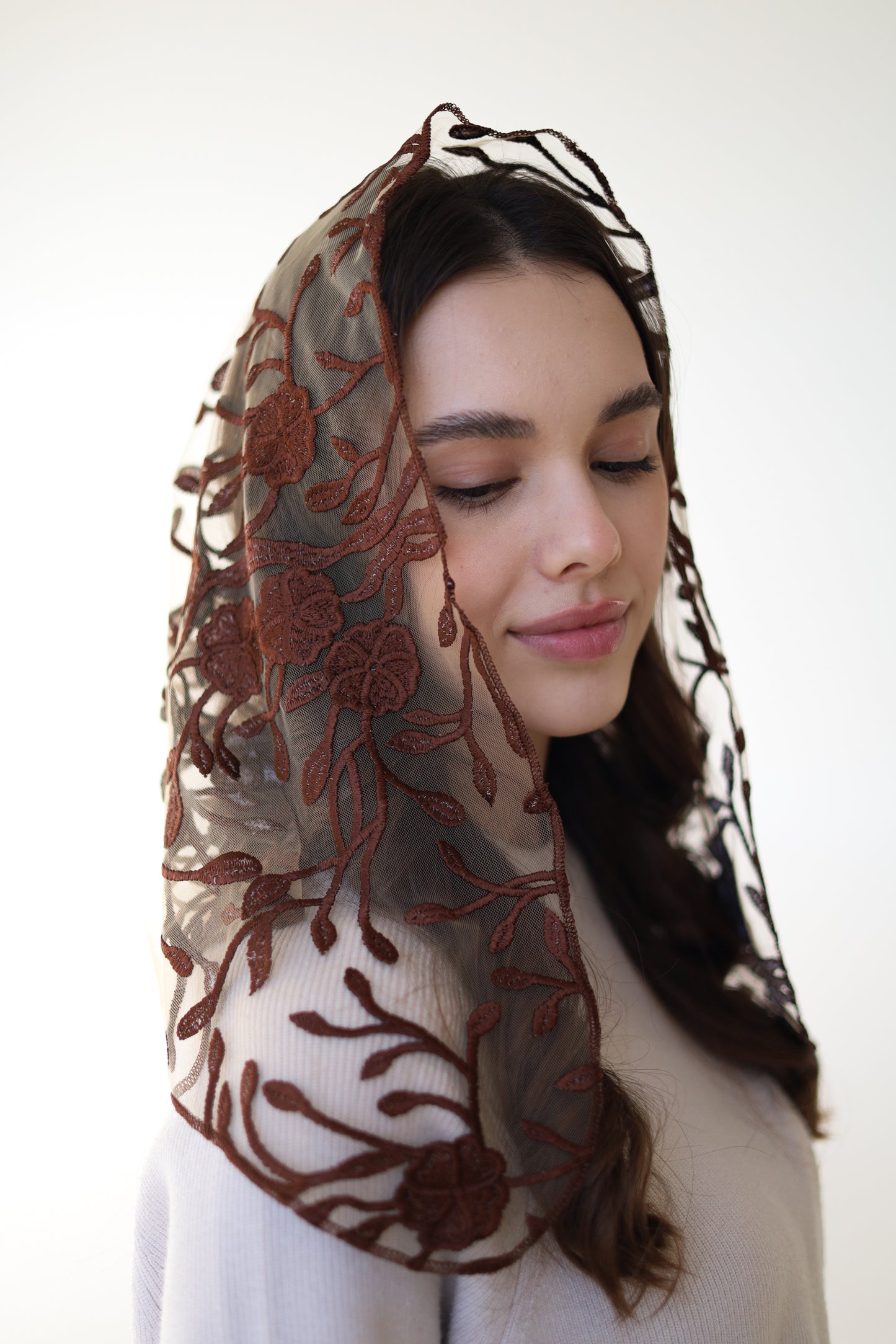 SHORT BROWN MANTILLA