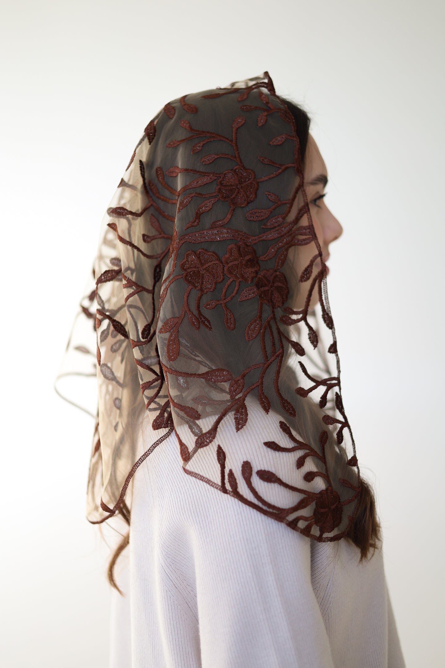 SHORT BROWN MANTILLA