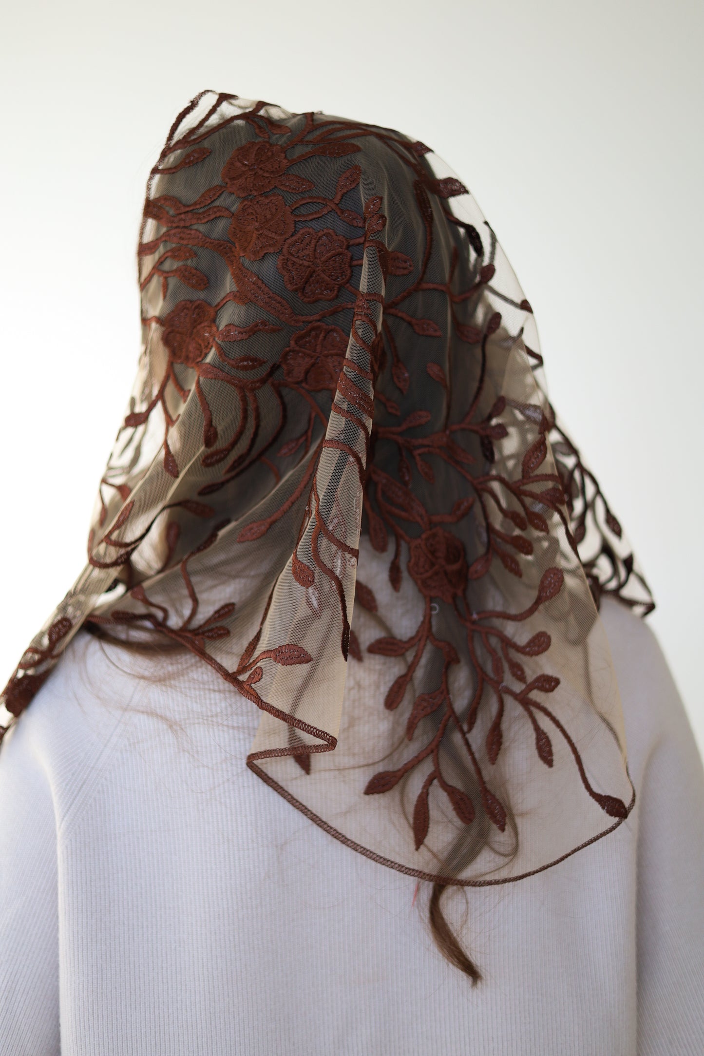 SHORT BROWN MANTILLA