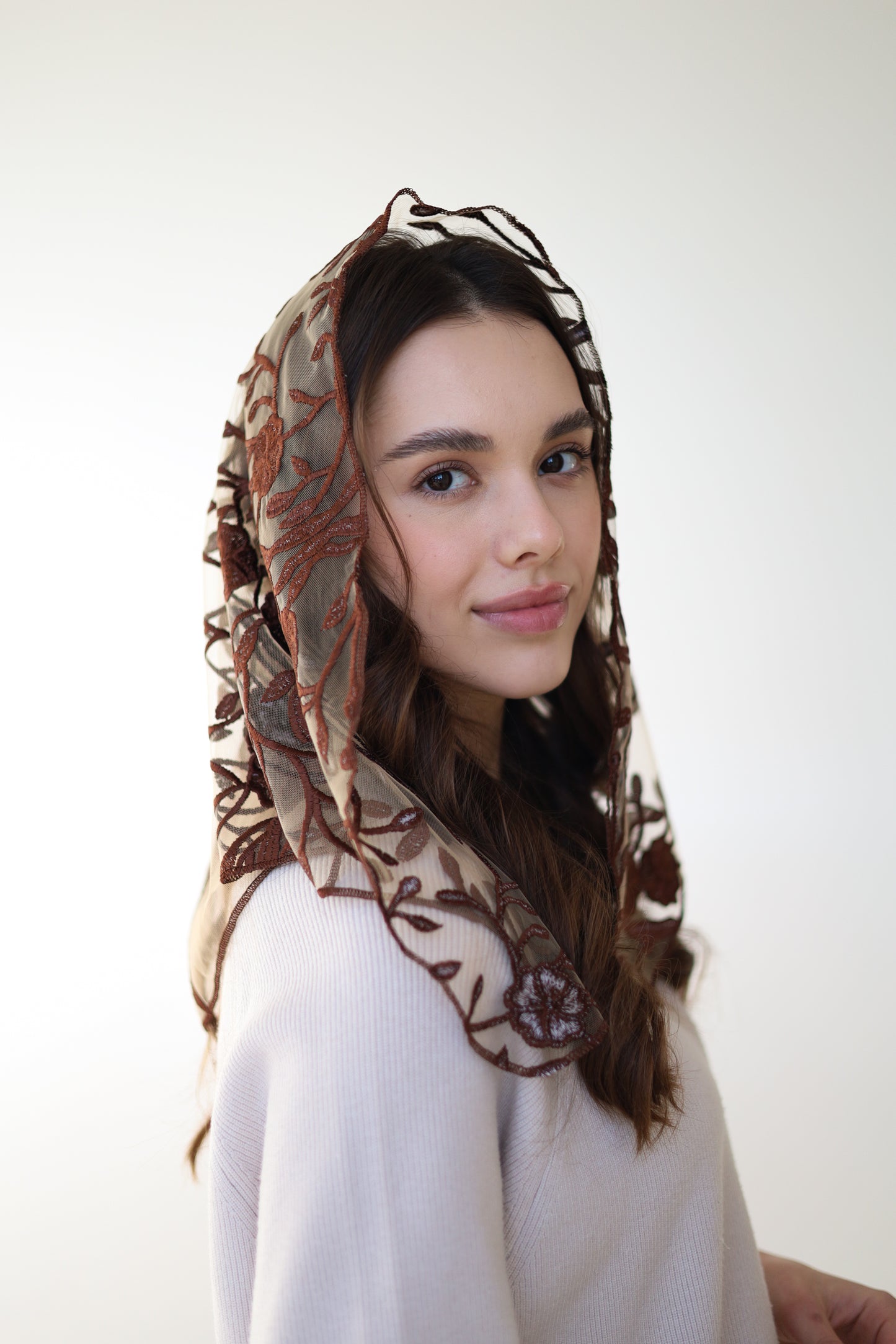 SHORT BROWN MANTILLA