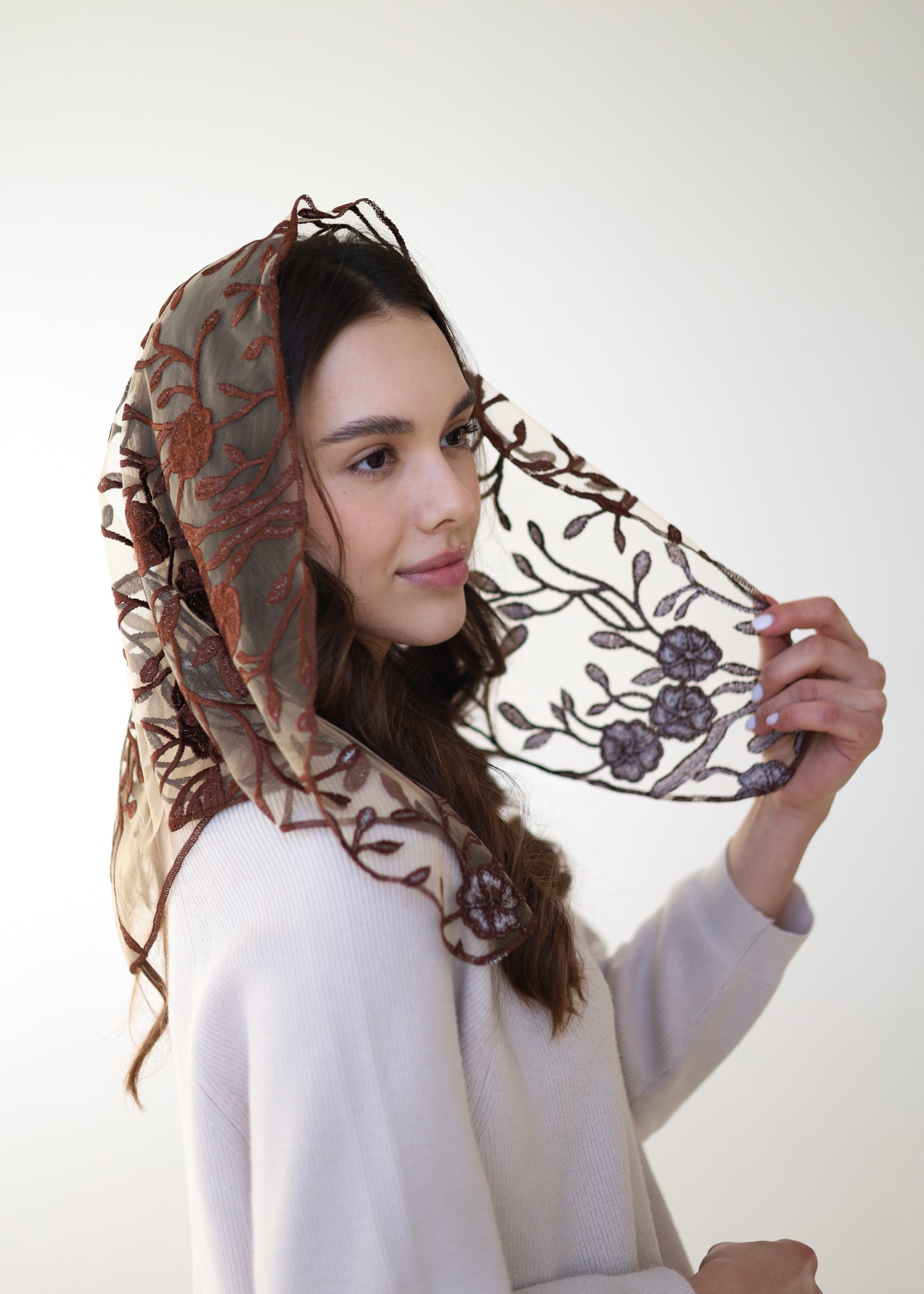 SHORT BROWN MANTILLA