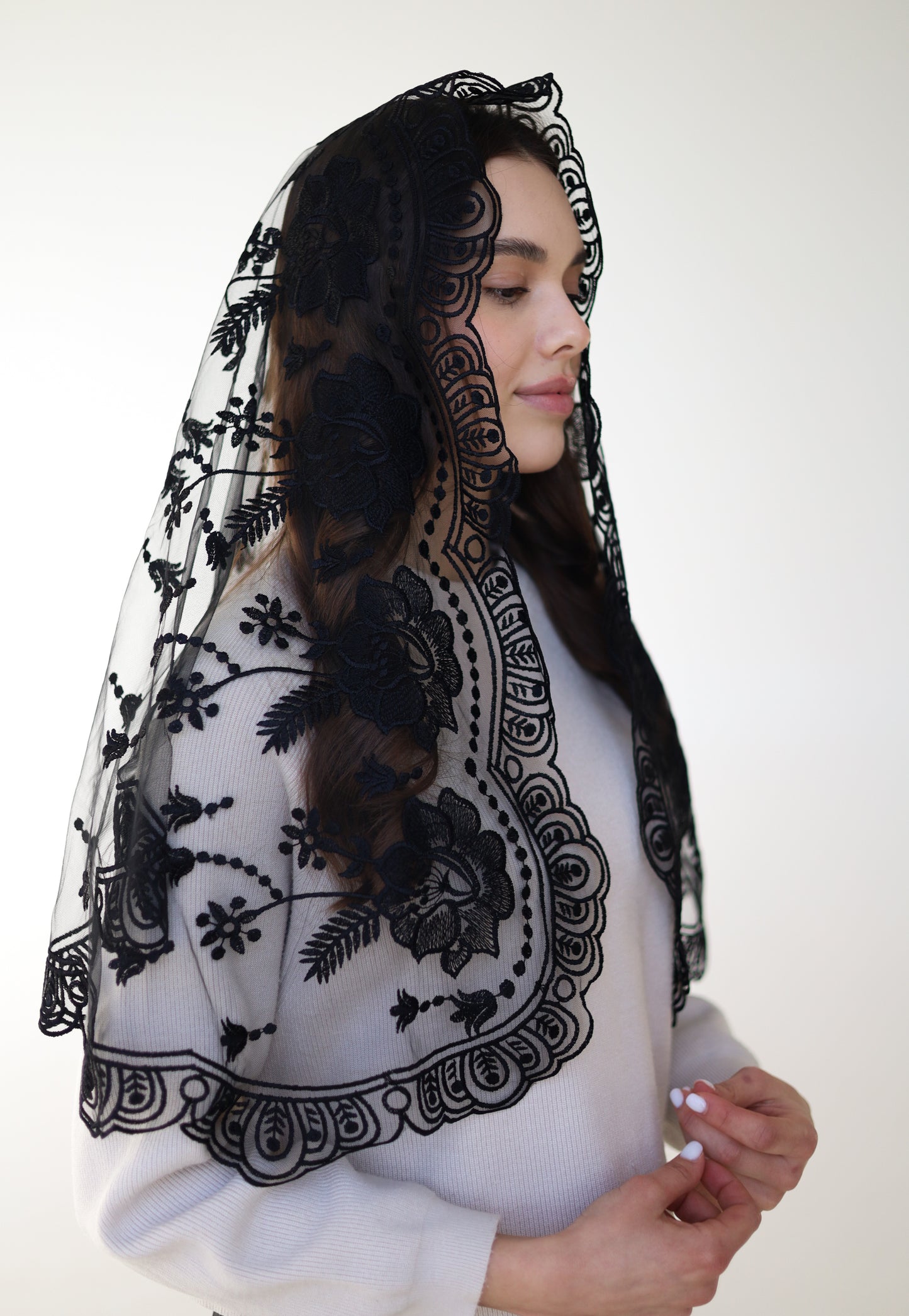 LONG BLACK MANTILLA