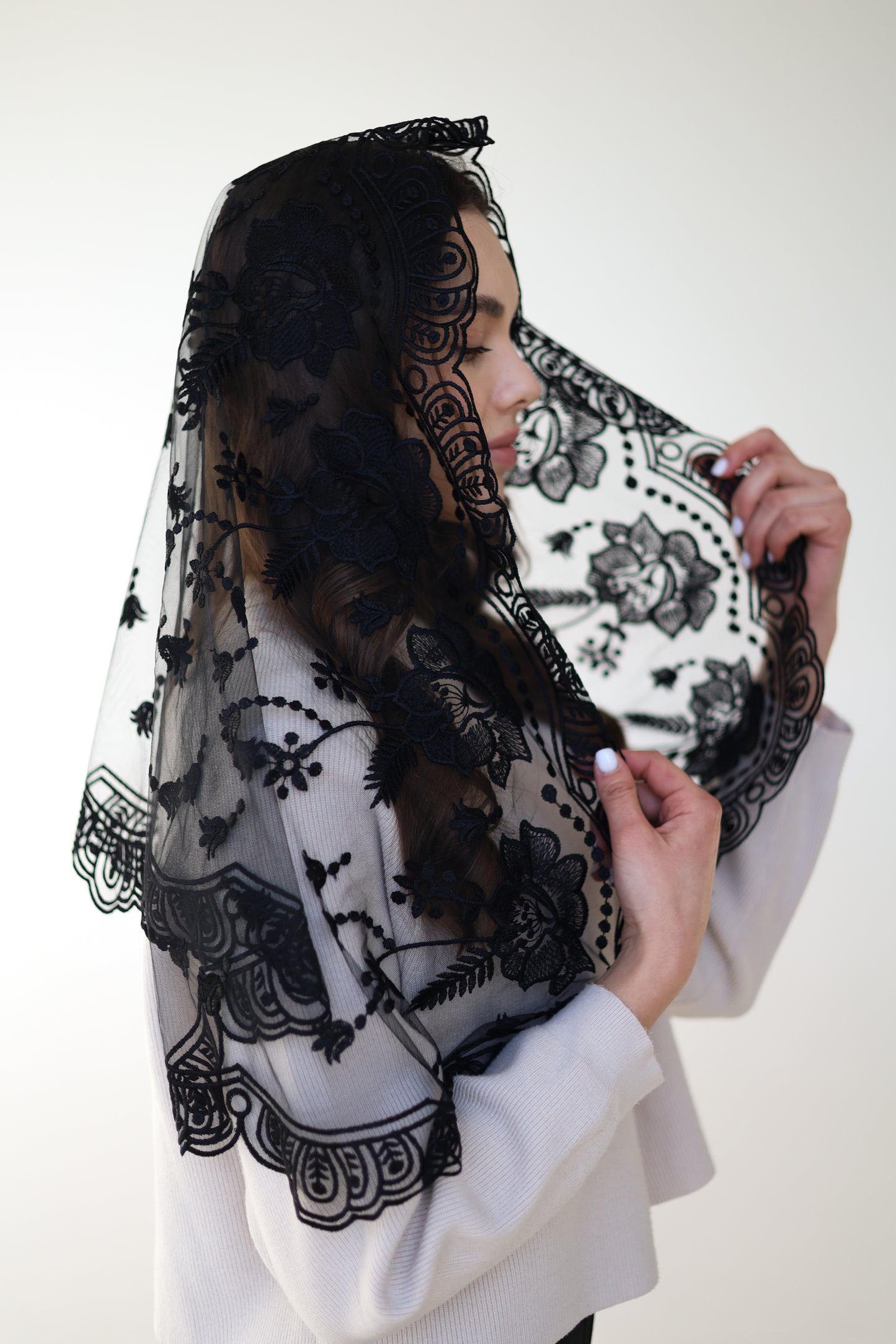 LONG BLACK MANTILLA