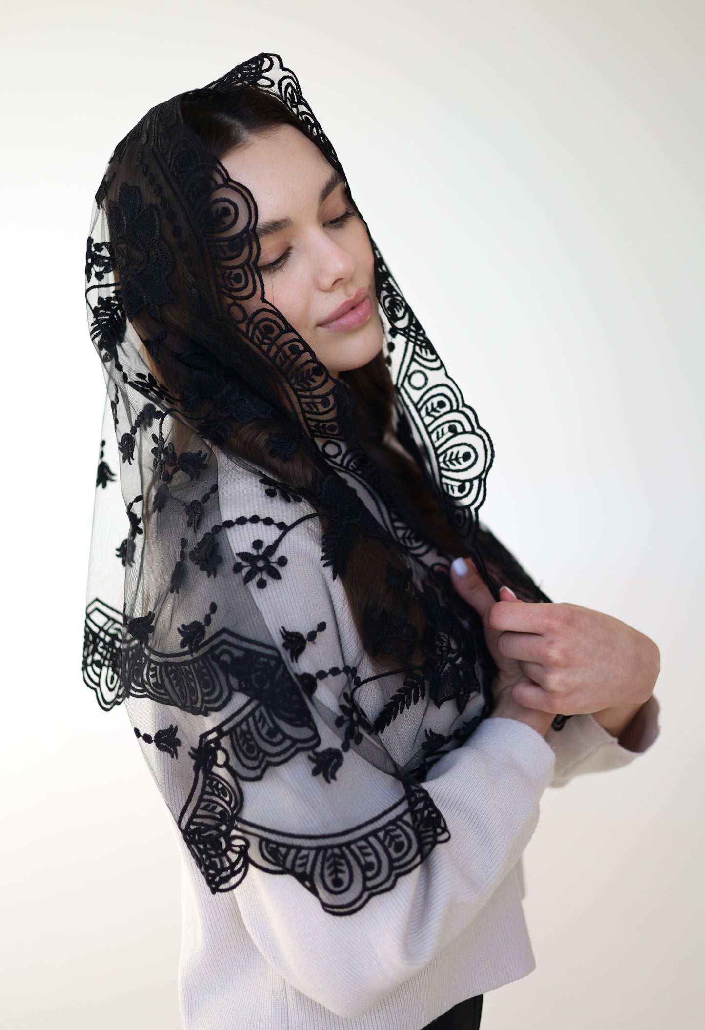 LONG BLACK MANTILLA