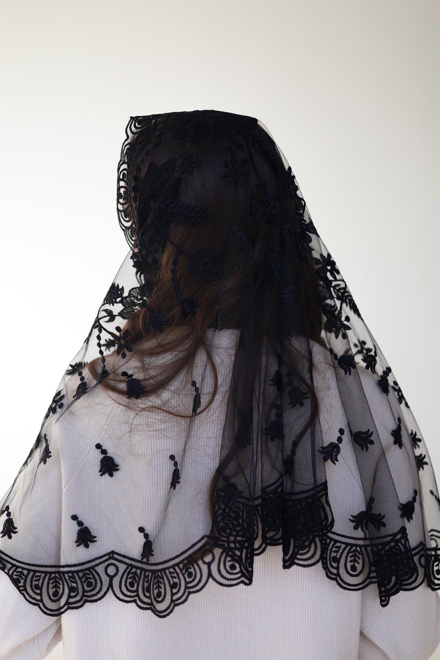 LONG BLACK MANTILLA